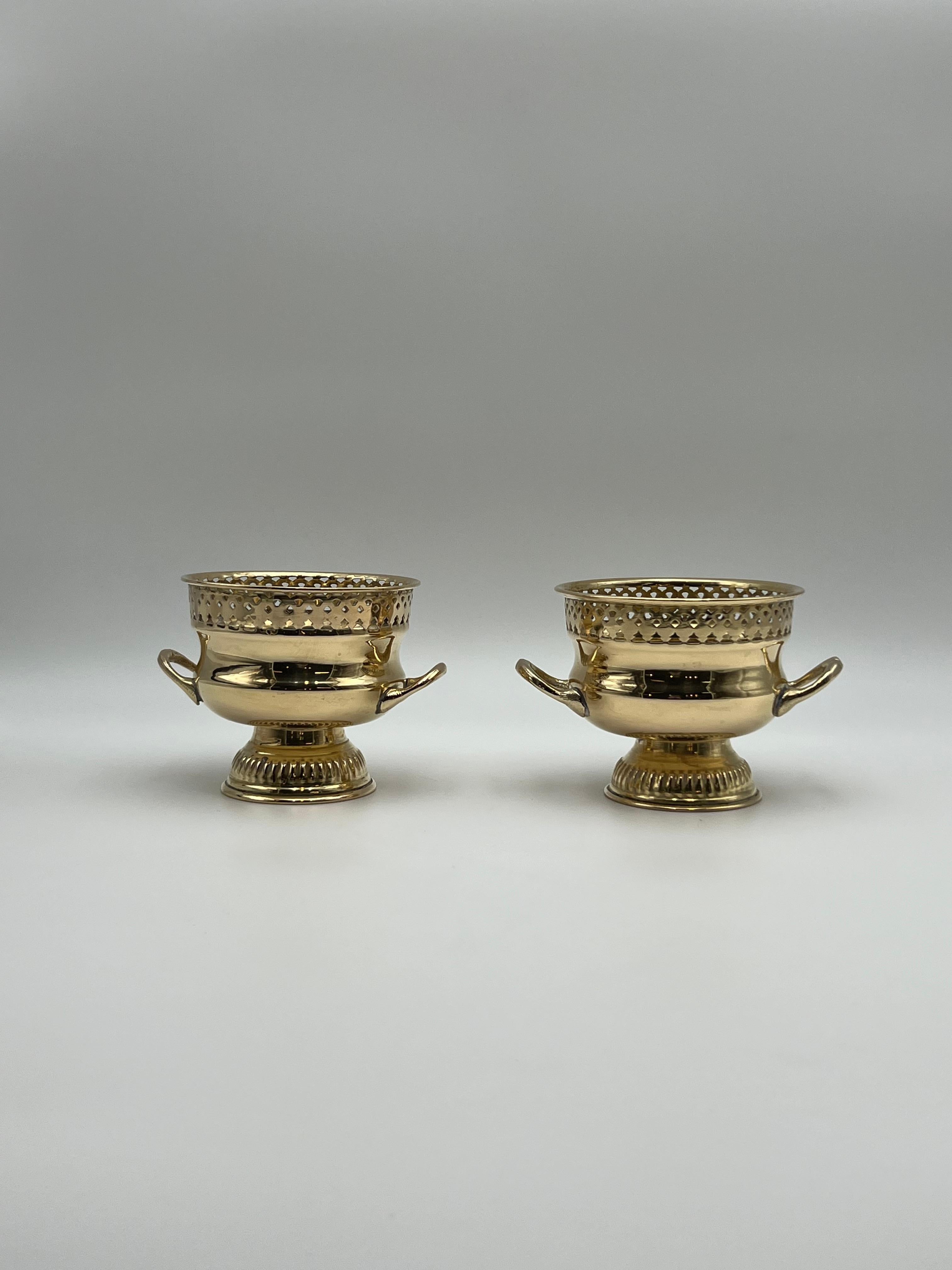 Francese Coppia di vasi per urne in ottone stile Campana francese del 18/1900, patina in vendita