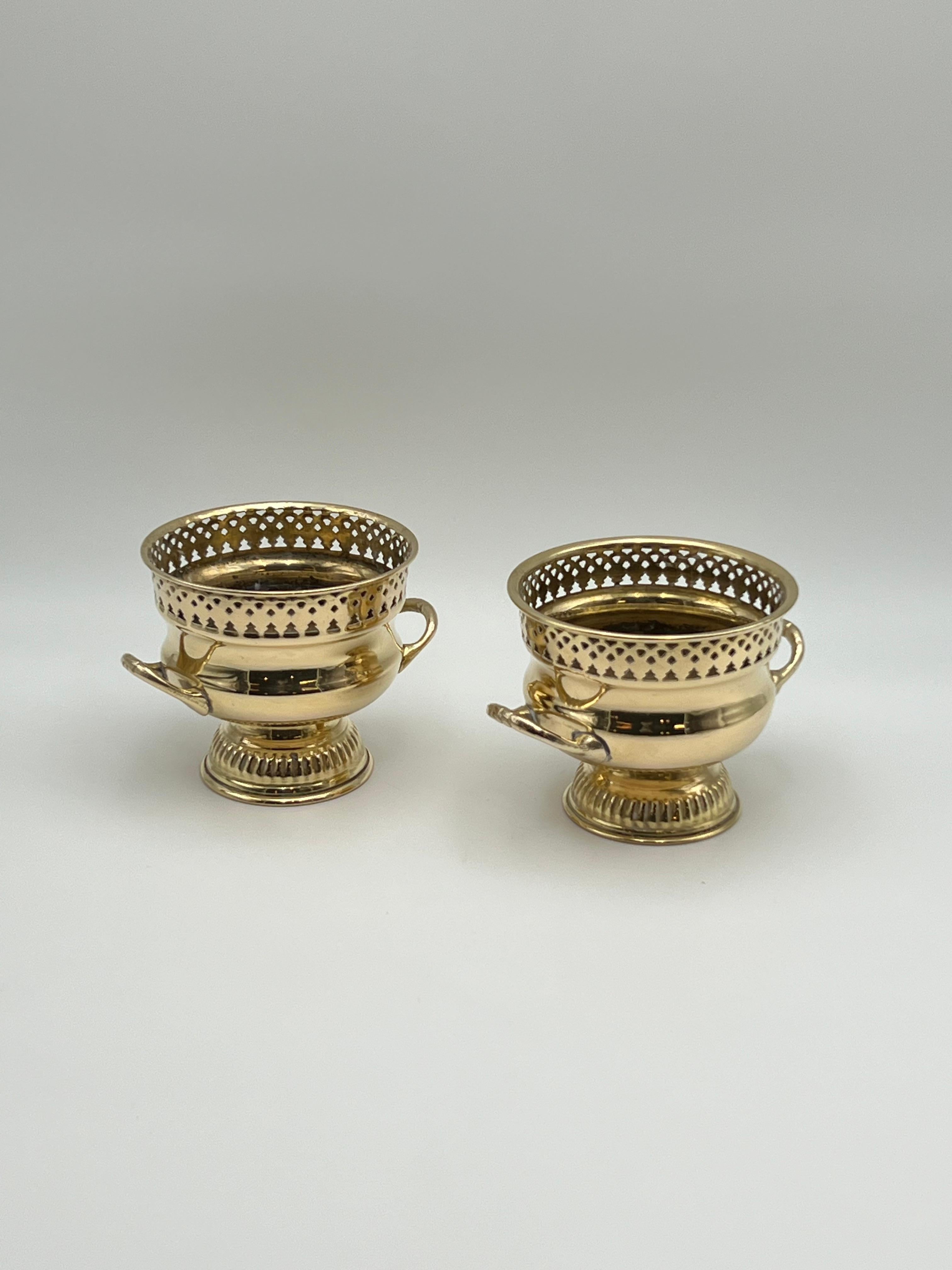 Fatto a mano Coppia di vasi per urne in ottone stile Campana francese del 18/1900, patina in vendita