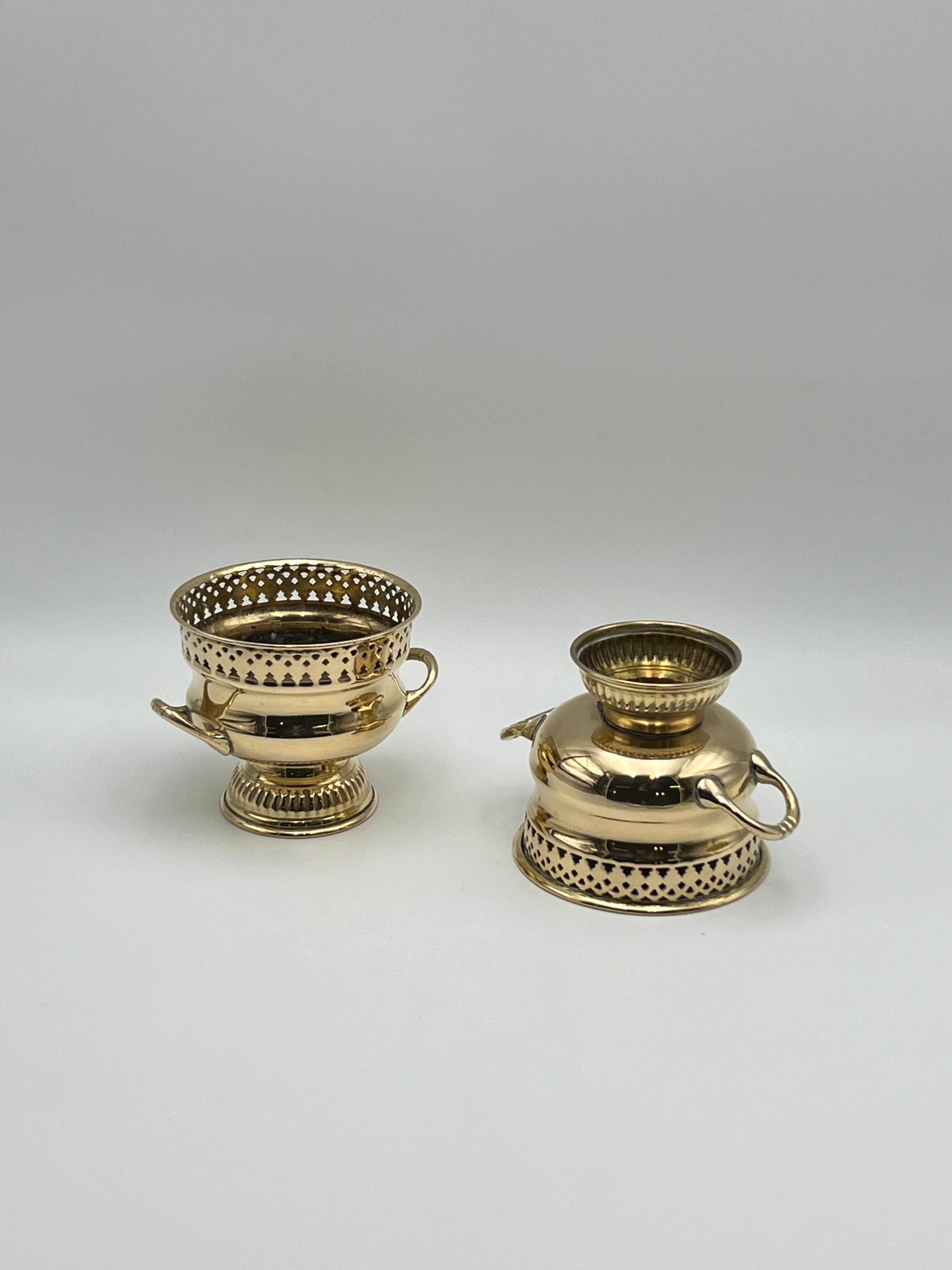 Coppia di vasi per urne in ottone stile Campana francese del 18/1900, patina In condizioni buone in vendita a Skien, NO