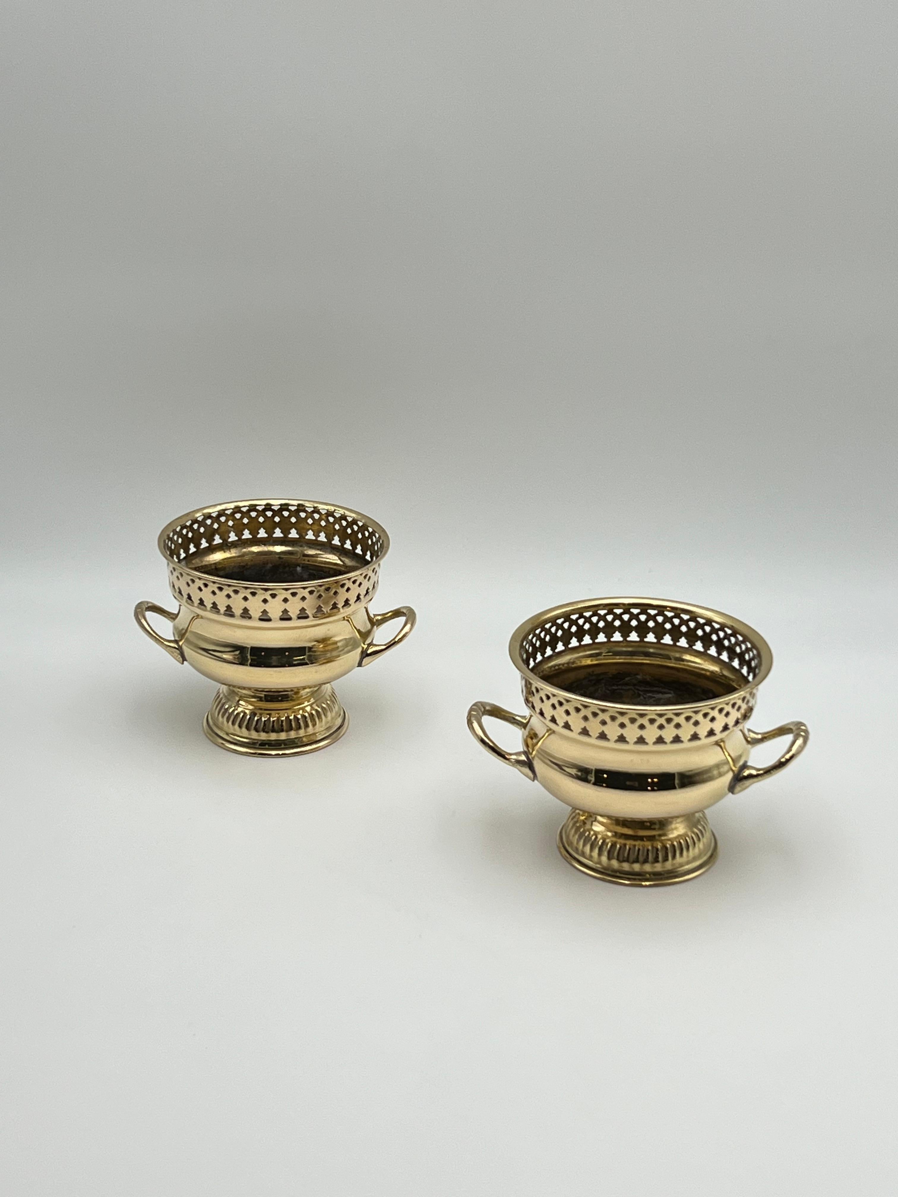Ottone Coppia di vasi per urne in ottone stile Campana francese del 18/1900, patina in vendita