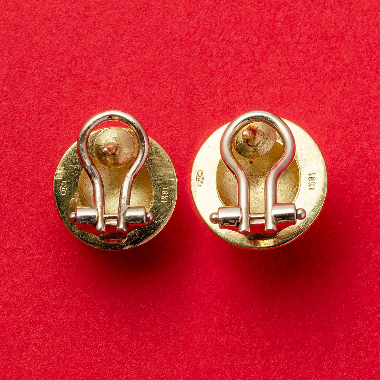Pair of 18 Carat Domed Earrings In Good Condition In Amsterdam, NL