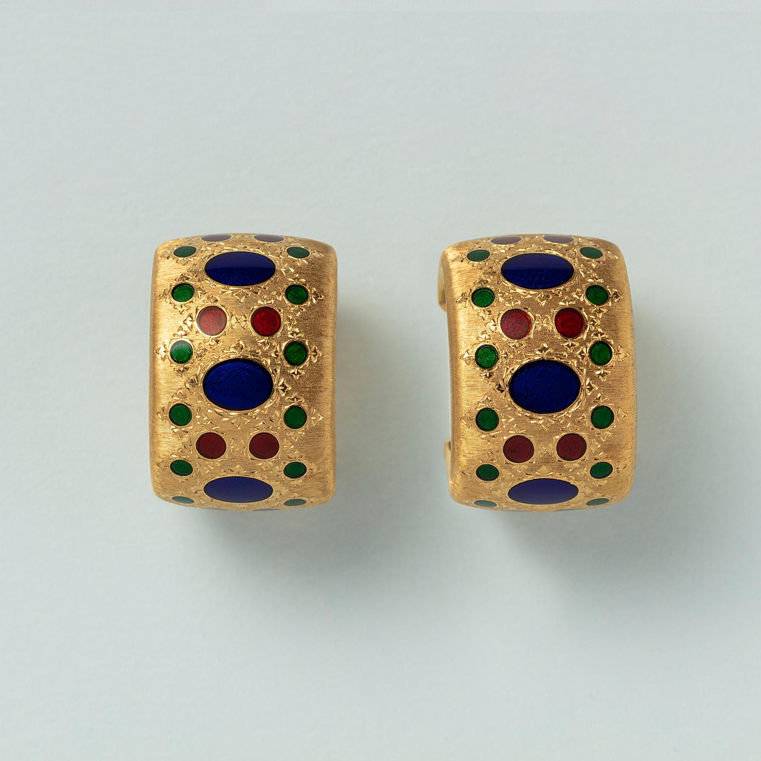 A pair of 18 carat yellow gold ear clips decorated blue, green and red enameled dots and engravings, signed and numbered, Buccellati, Italy X4602, circa 1965.

weight: 26.02 g
dimensions: 14 x 1 mm x 20 mm