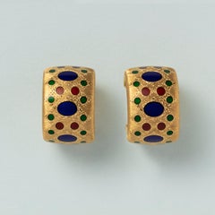 Un paio di fermagli per orecchie Buccellati in oro 18 carati con smalto