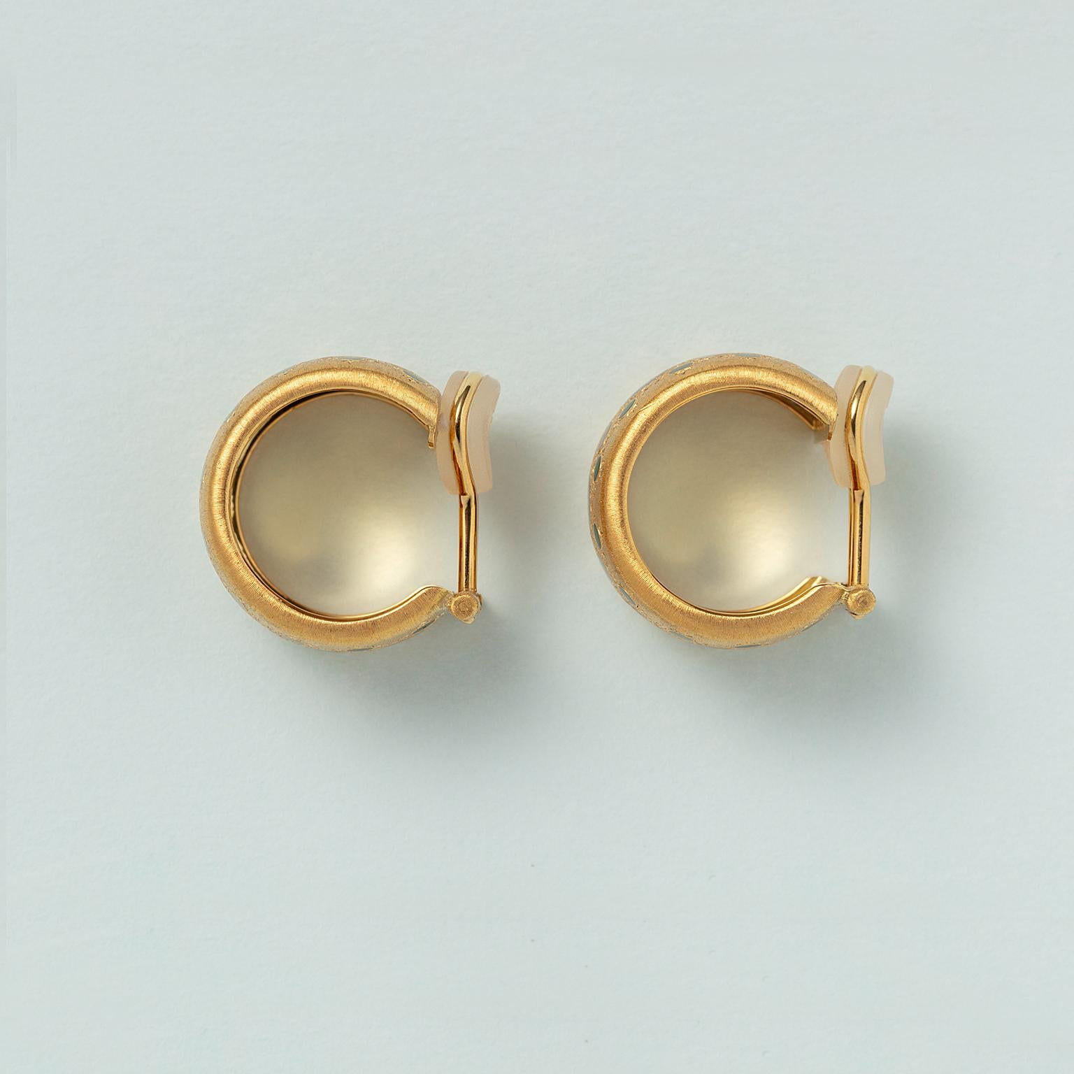 A pair of 18 Carat Gold Buccellati Ear Clips with Enamel In Good Condition For Sale In Amsterdam, NL