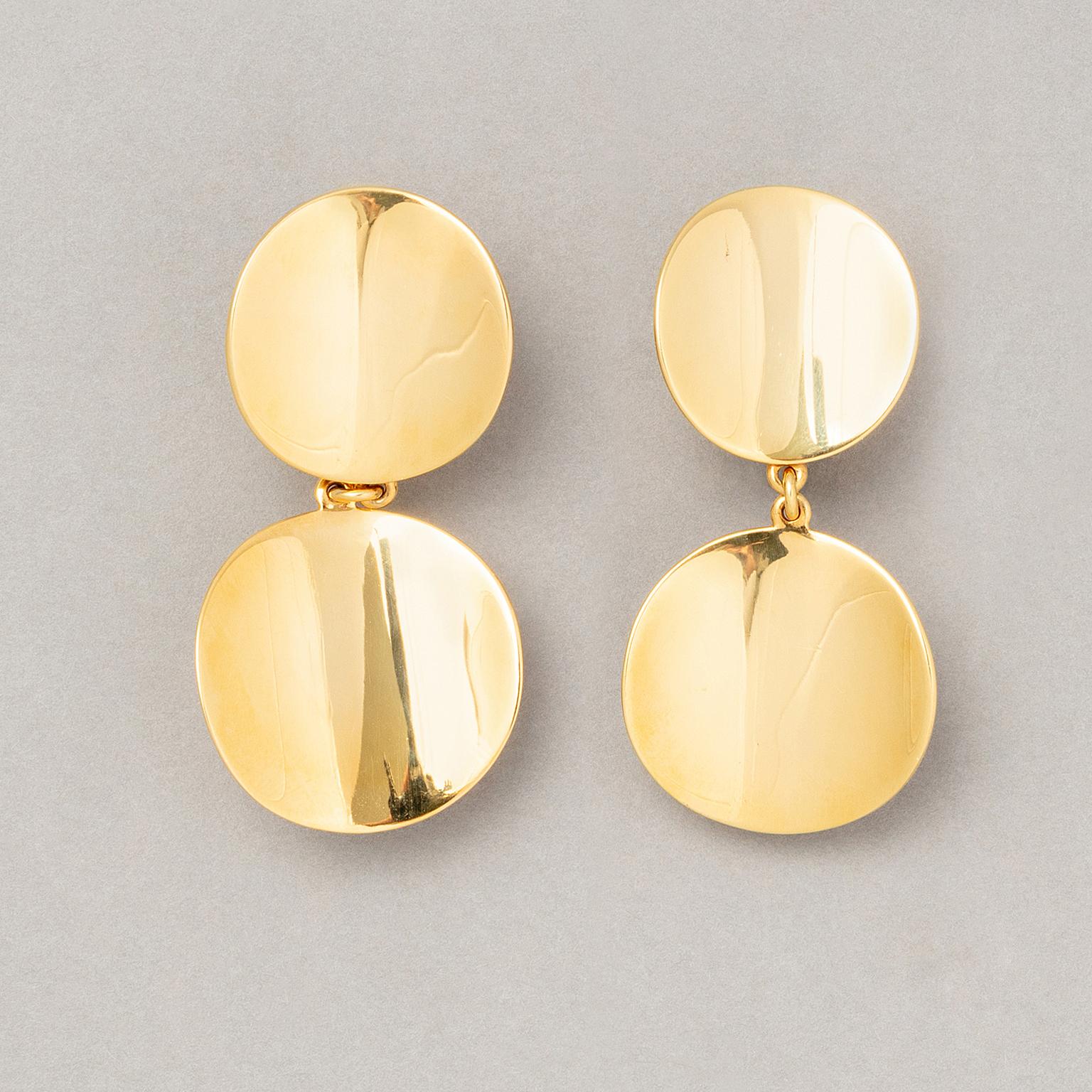 A pair of 18 carat gold earrings with large concave cirlces, signed: Sabbadini, circa 1970.

weight: 26.10 grams
dimensions: 5 x 2.4 cm.