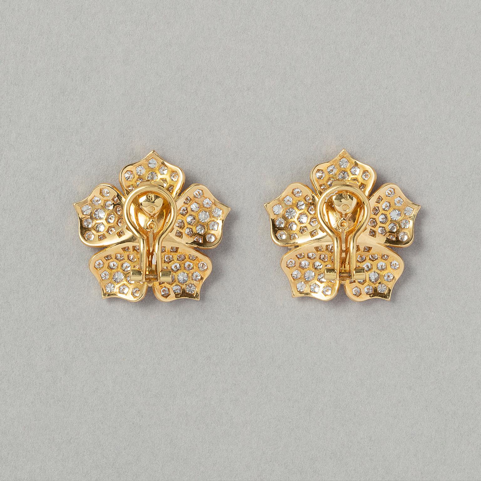 Ein Paar Ohrclips aus 18 Karat Gold mit Diamanten und Demantoid Lotus (Brillantschliff) im Angebot