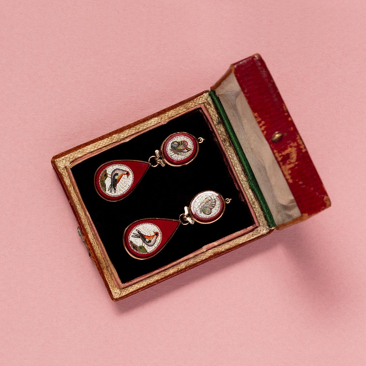 Ein Paar Ohrringe aus 18 Karat Gold mit Mikro-Mosaik für Damen oder Herren im Angebot