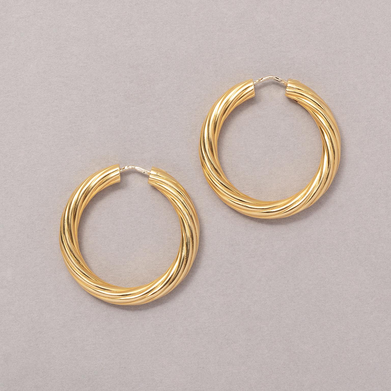 A pair of large, twisted, 18 carat yellow gold hoop earrings, signed Fred, Paris.

weight: 14.1 grams
diameter: 41 mm
width: 5.7 mm