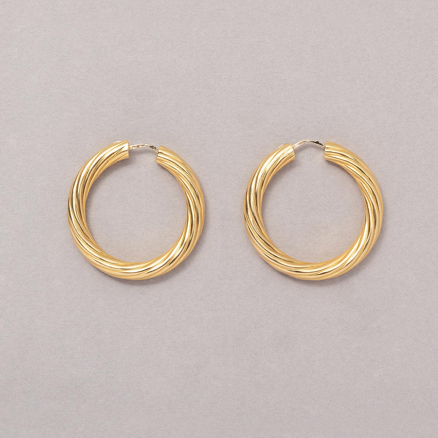 A pair of 18 Carat Gold Fred Paris Hoop Earrings In Excellent Condition For Sale In Amsterdam, NL
