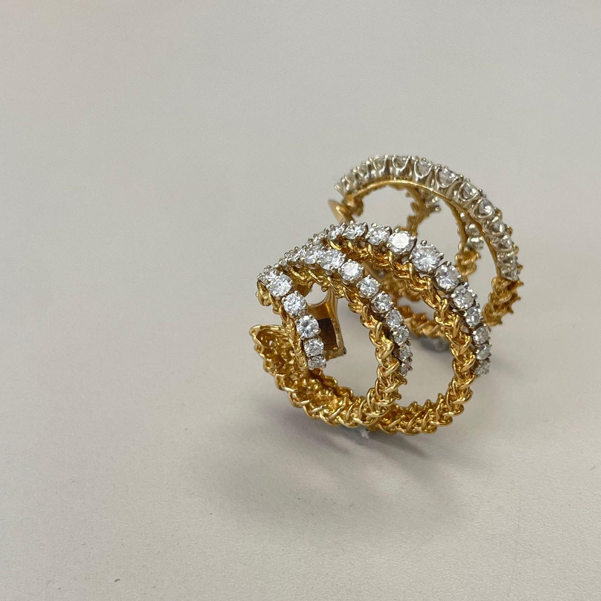 Un paio di orecchini in oro giallo 18 carati, ciascuno composto da tre anelli con struttura a treccia, in parte incastonati con 64 diamanti taglio brillante  (circa 4,66 ct. G, Vs) con la fattura originale e la pubblicità originale di Laykin et Cie,