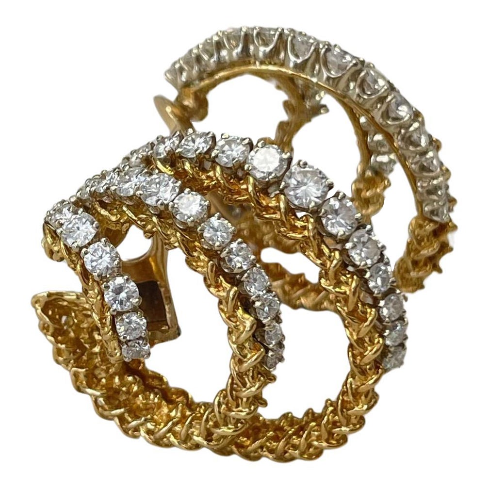 Un par de pendientes de aro triples de oro de 18 quilates en venta