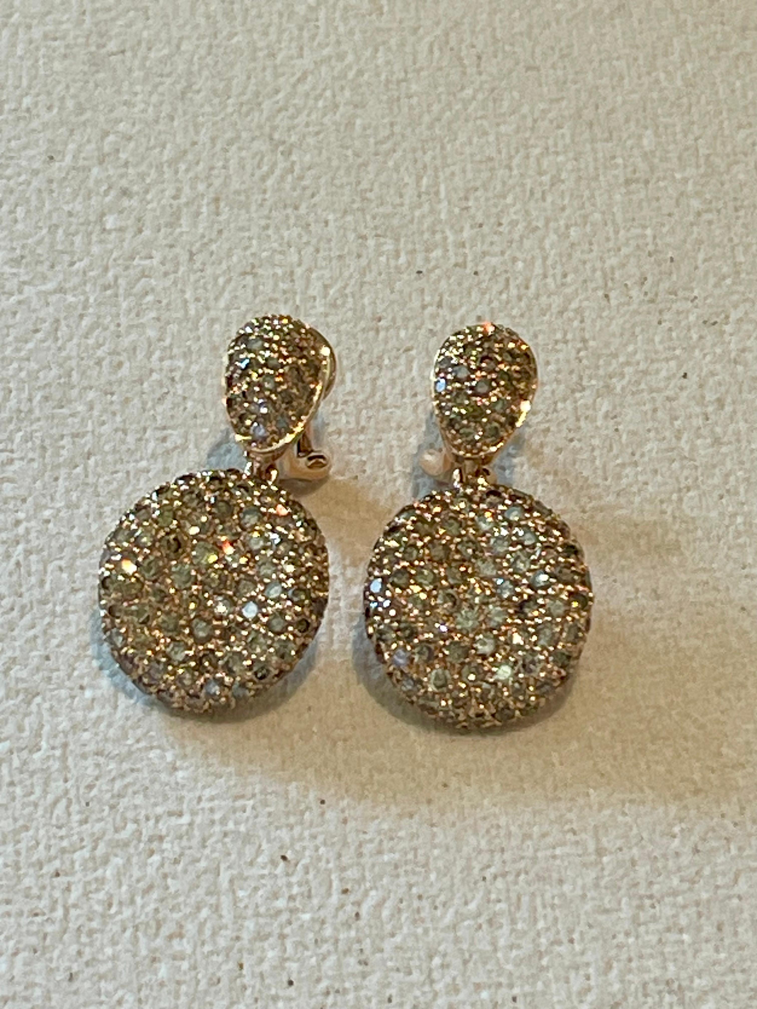Un paio di orecchini pendenti in oro rosa 18 K. Diamante champagne in vendita 4