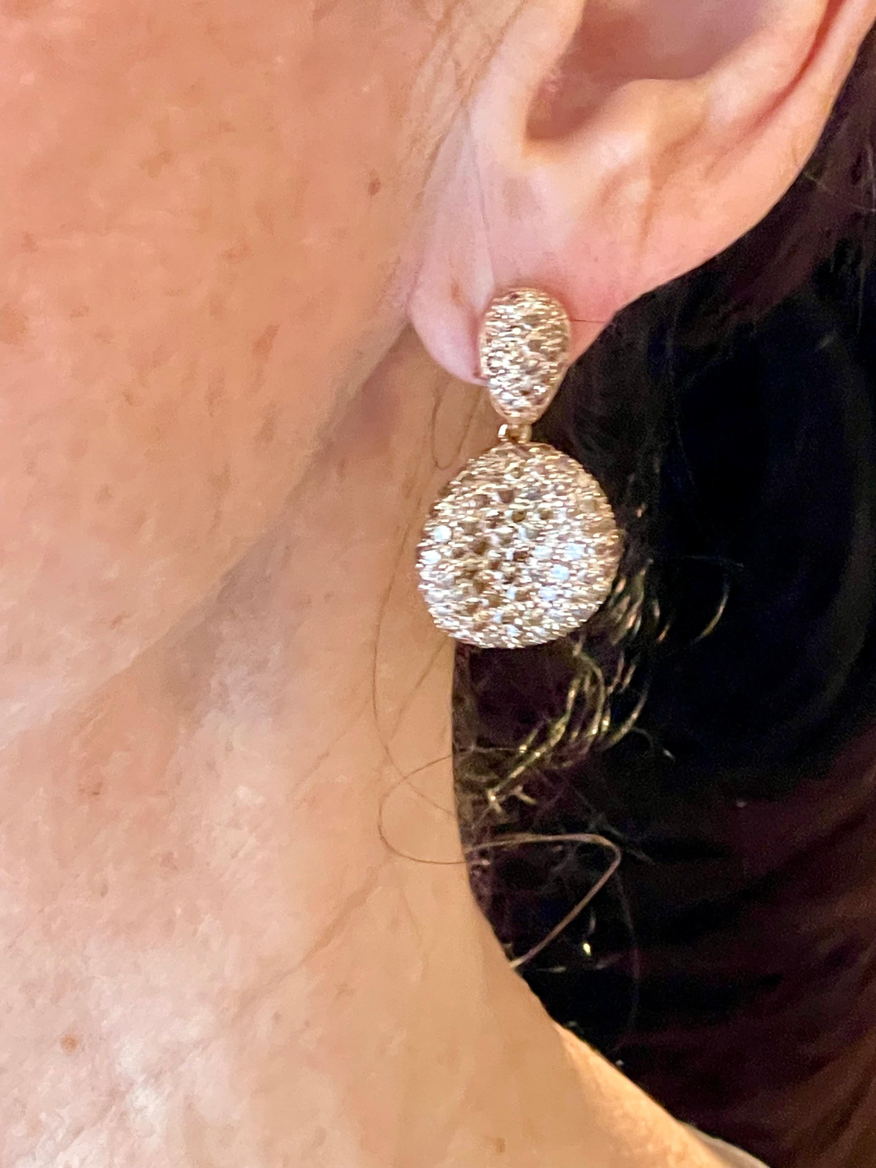 Un paio di orecchini pendenti in oro rosa 18 K. Diamante champagne in vendita 6