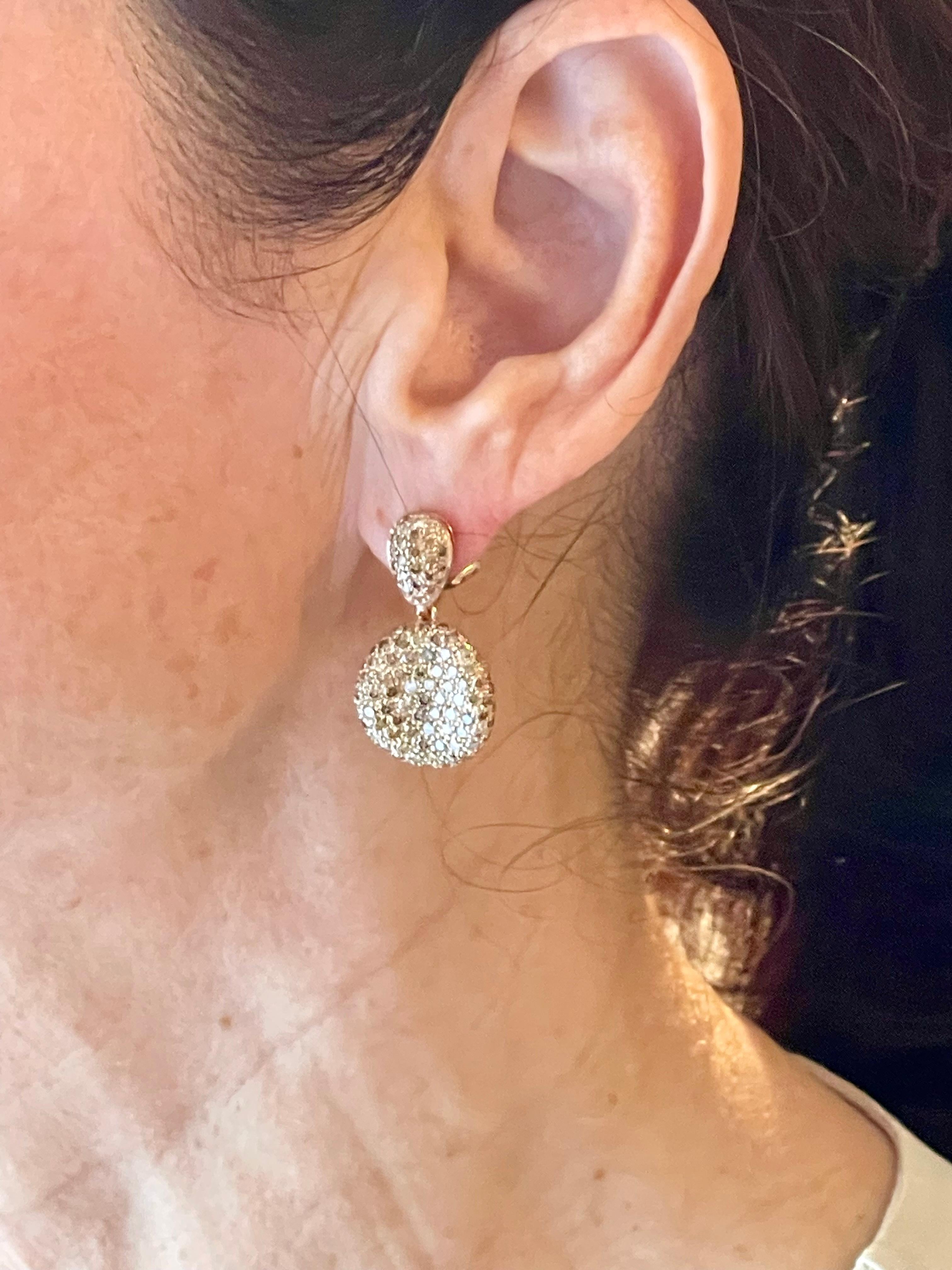 Un paio di orecchini pendenti in oro rosa 18 K. Diamante champagne in vendita 7