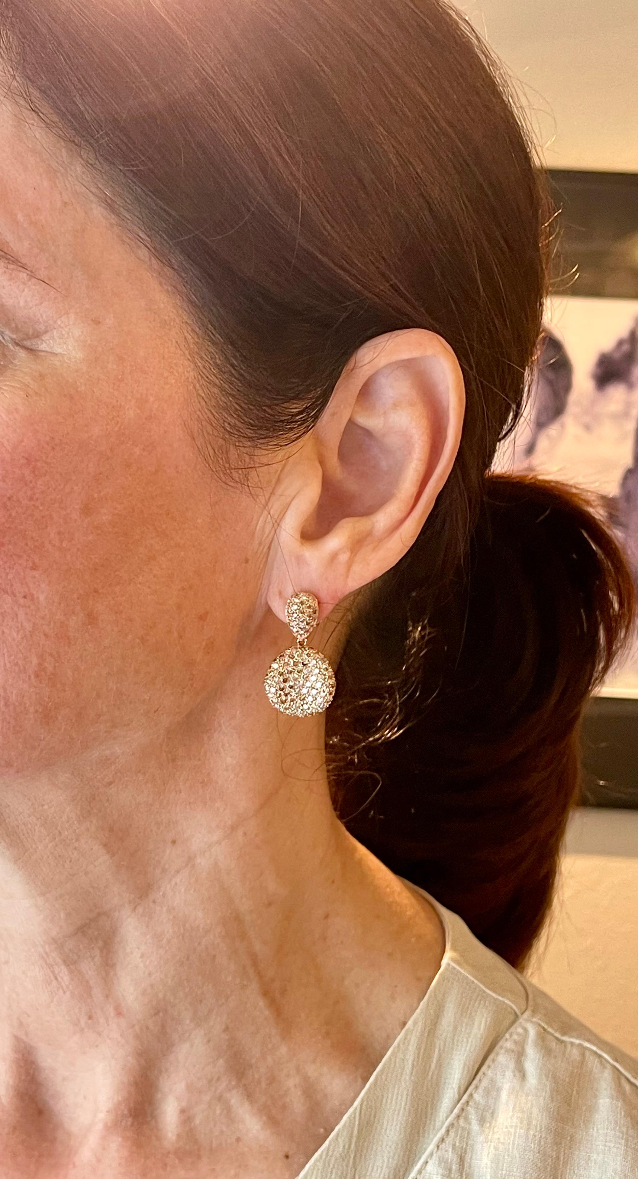 Un paio di orecchini pendenti in oro rosa 18 K. Diamante champagne in vendita 8