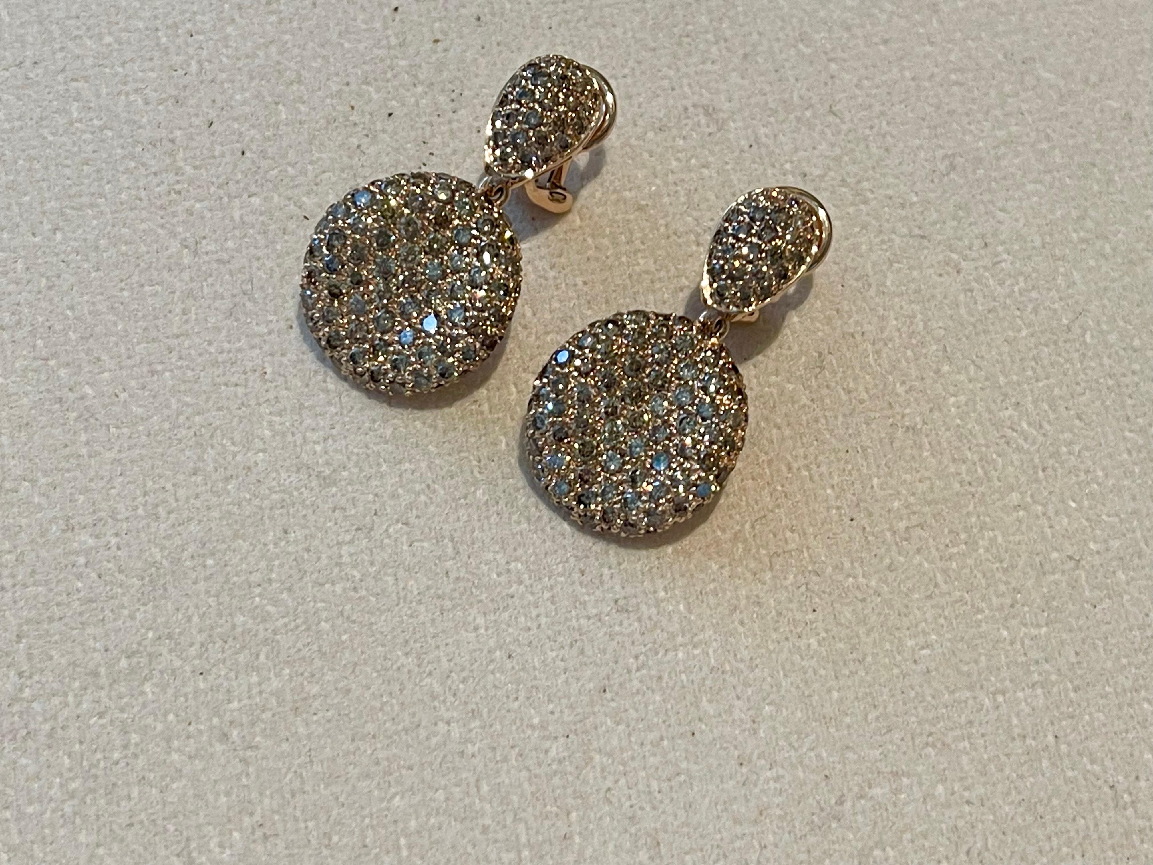 Un paio di intramontabili orecchini pendenti in oro rosa 18 K. con 244 diamanti champagne taglio brillante da 5,23 carati. La parte inferiore concava è staccabile e può essere rimossa e sostituita da un ciondolo a forma di perla o da qualsiasi altra