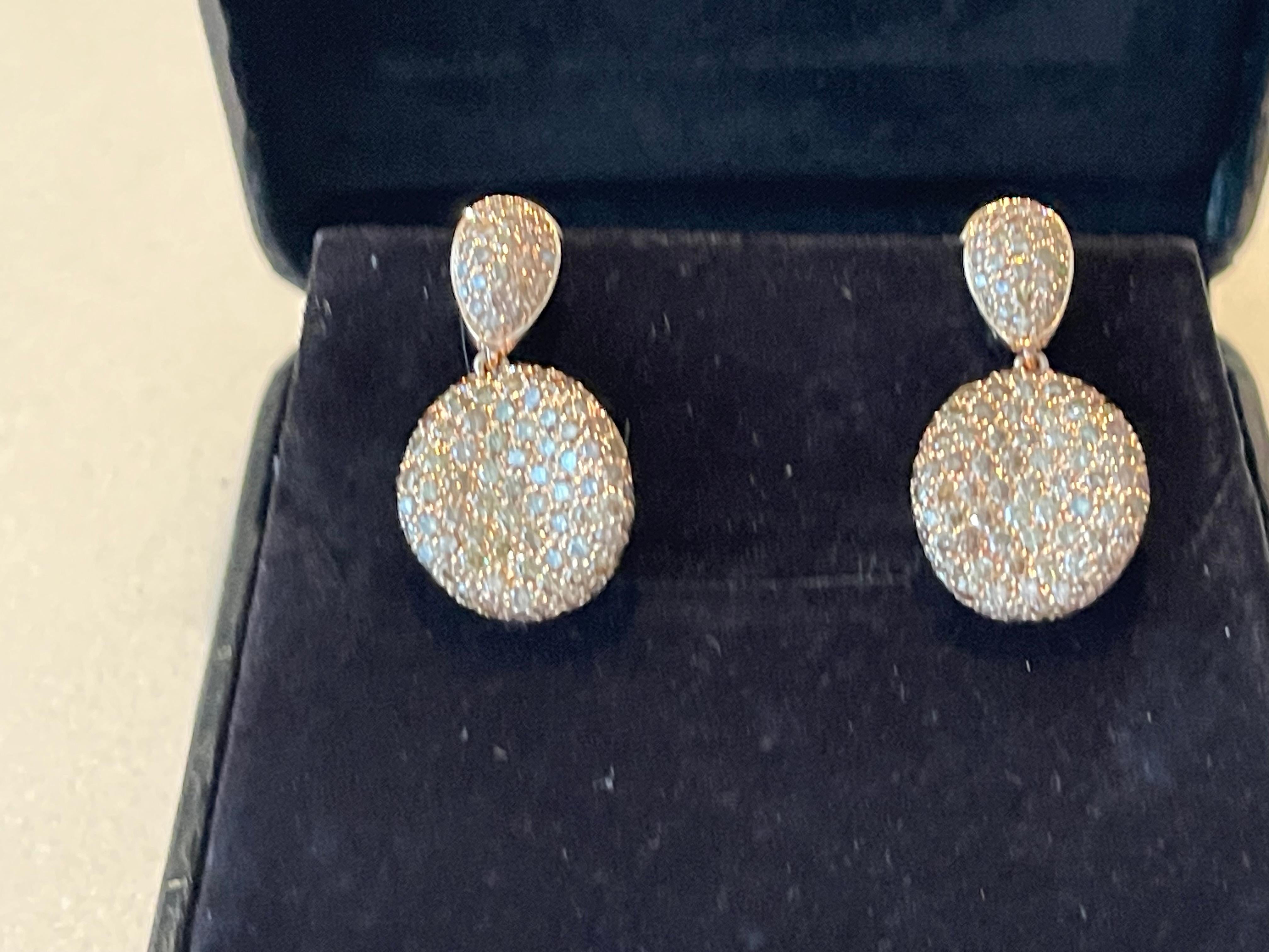 Contemporaneo Un paio di orecchini pendenti in oro rosa 18 K. Diamante champagne in vendita