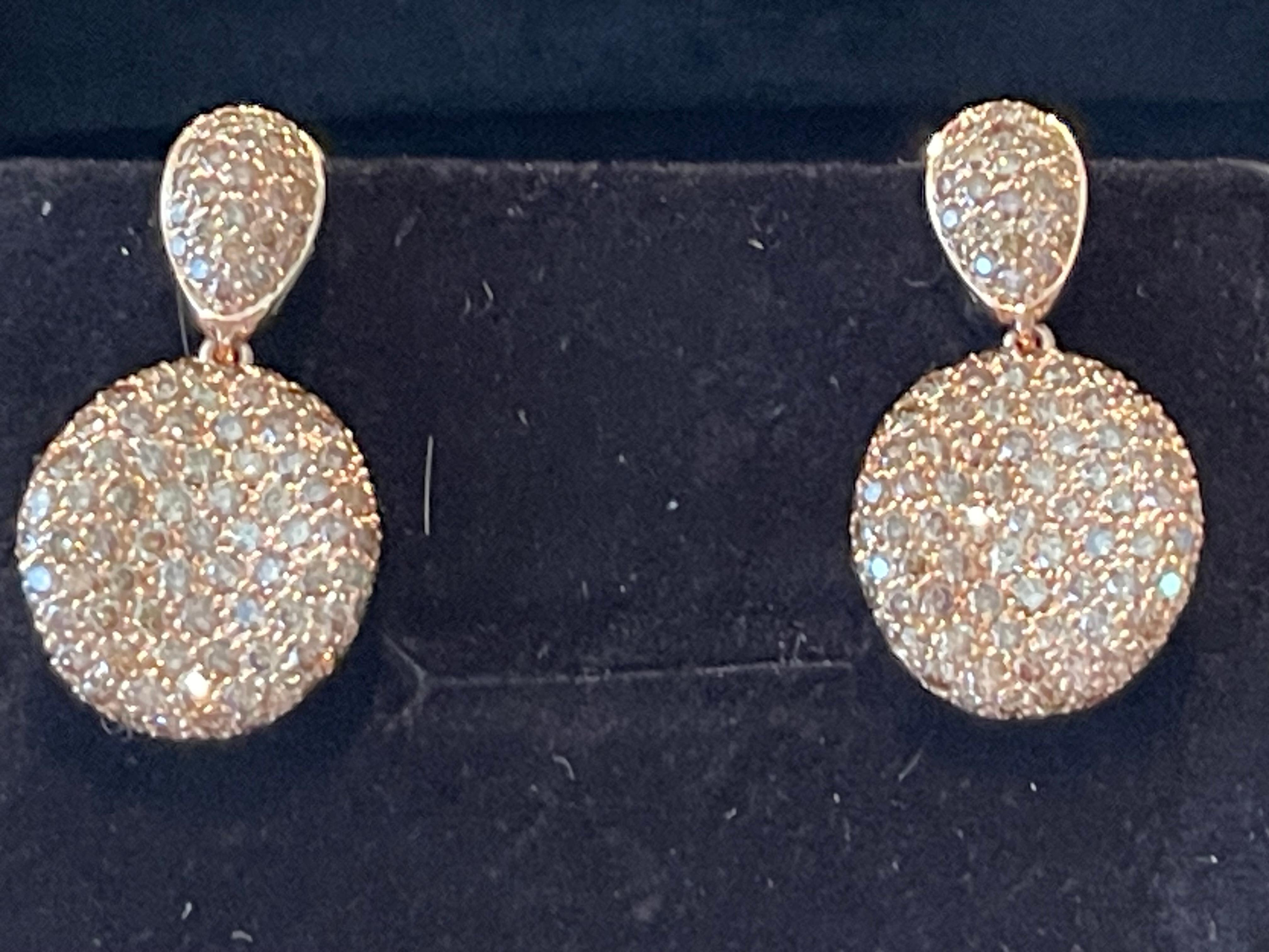 Taglio brillante Un paio di orecchini pendenti in oro rosa 18 K. Diamante champagne in vendita