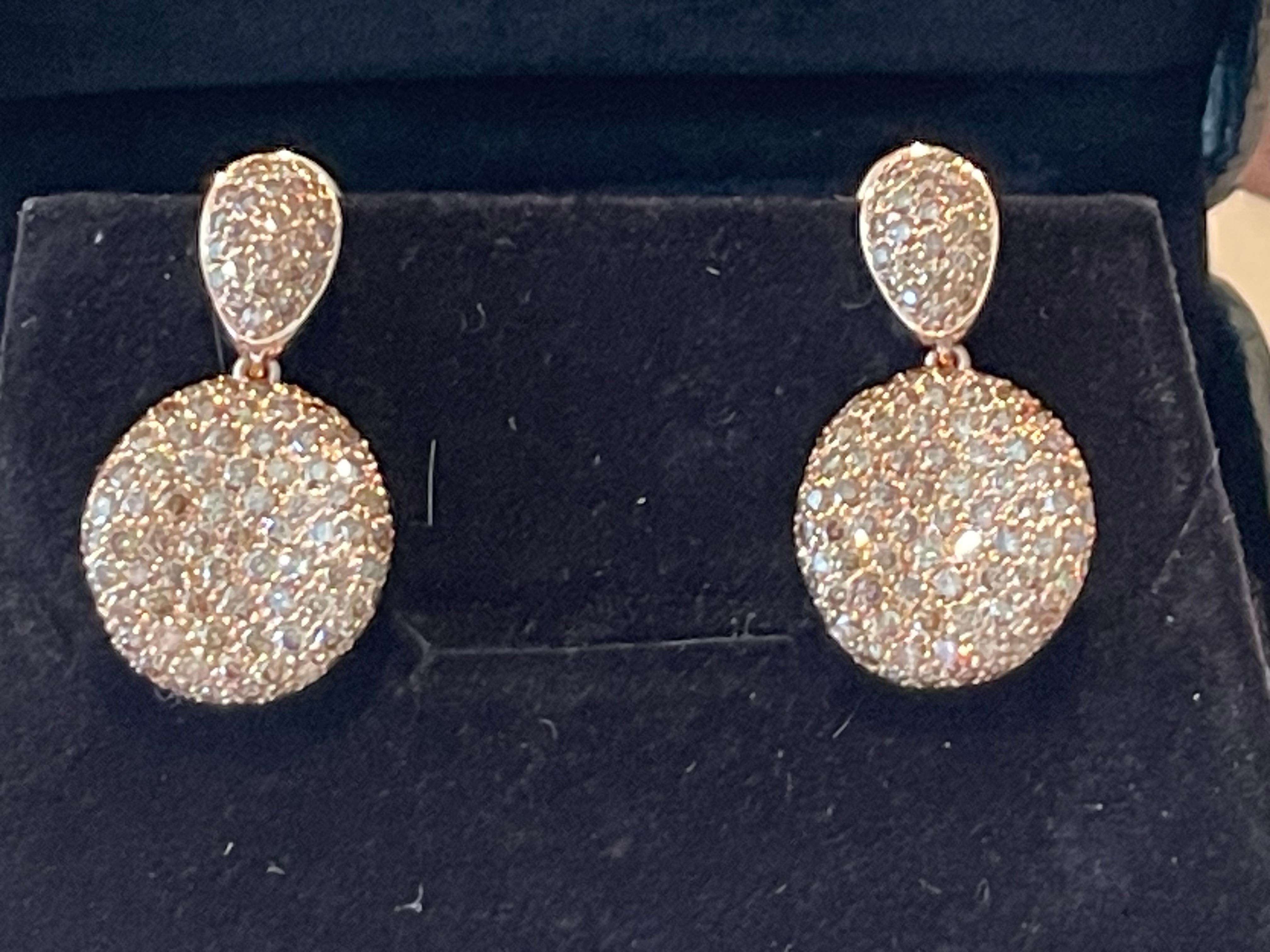 Un paio di orecchini pendenti in oro rosa 18 K. Diamante champagne In condizioni Nuovo in vendita a Zurich, Zollstrasse