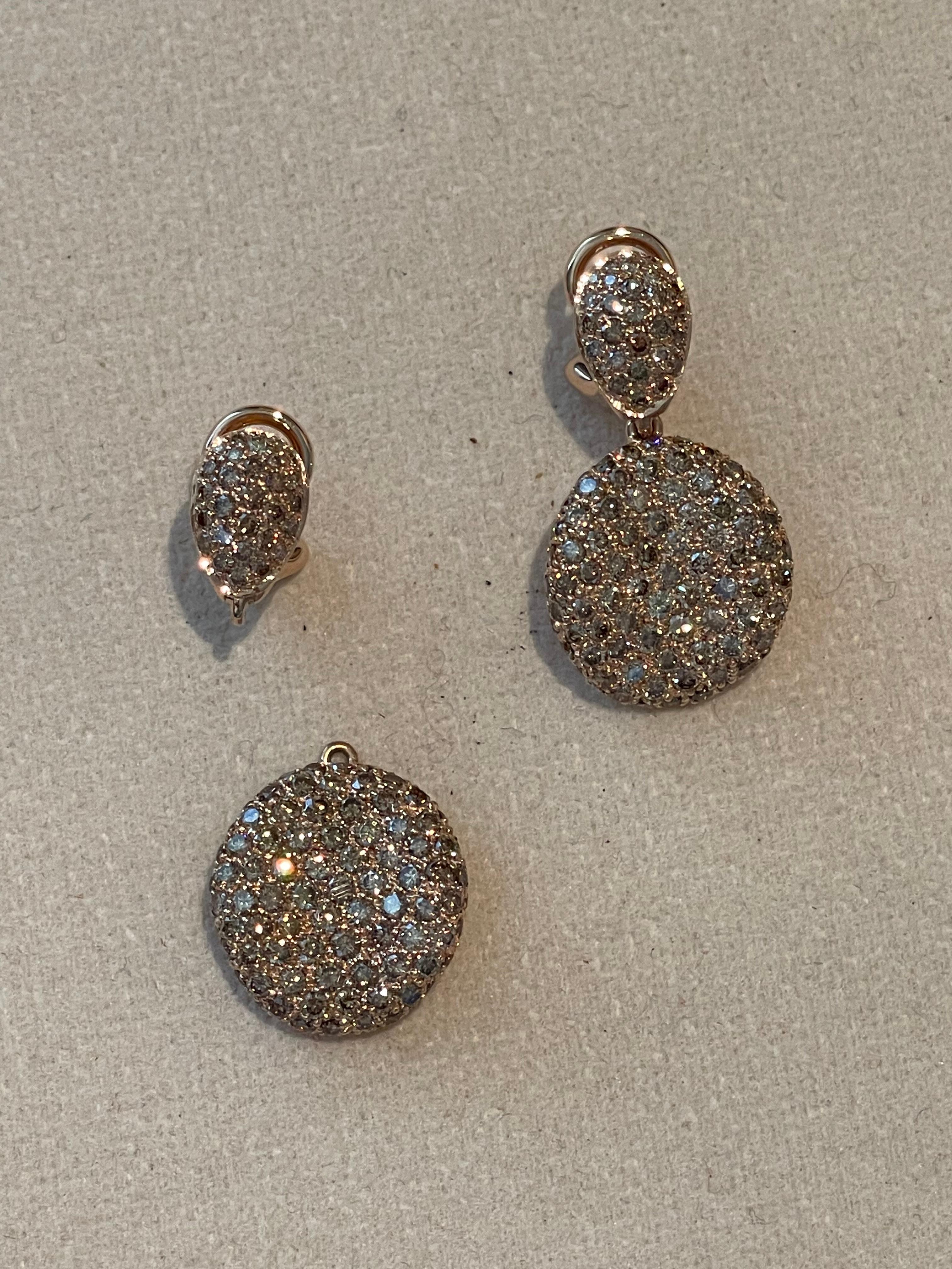 Un paio di orecchini pendenti in oro rosa 18 K. Diamante champagne in vendita 1