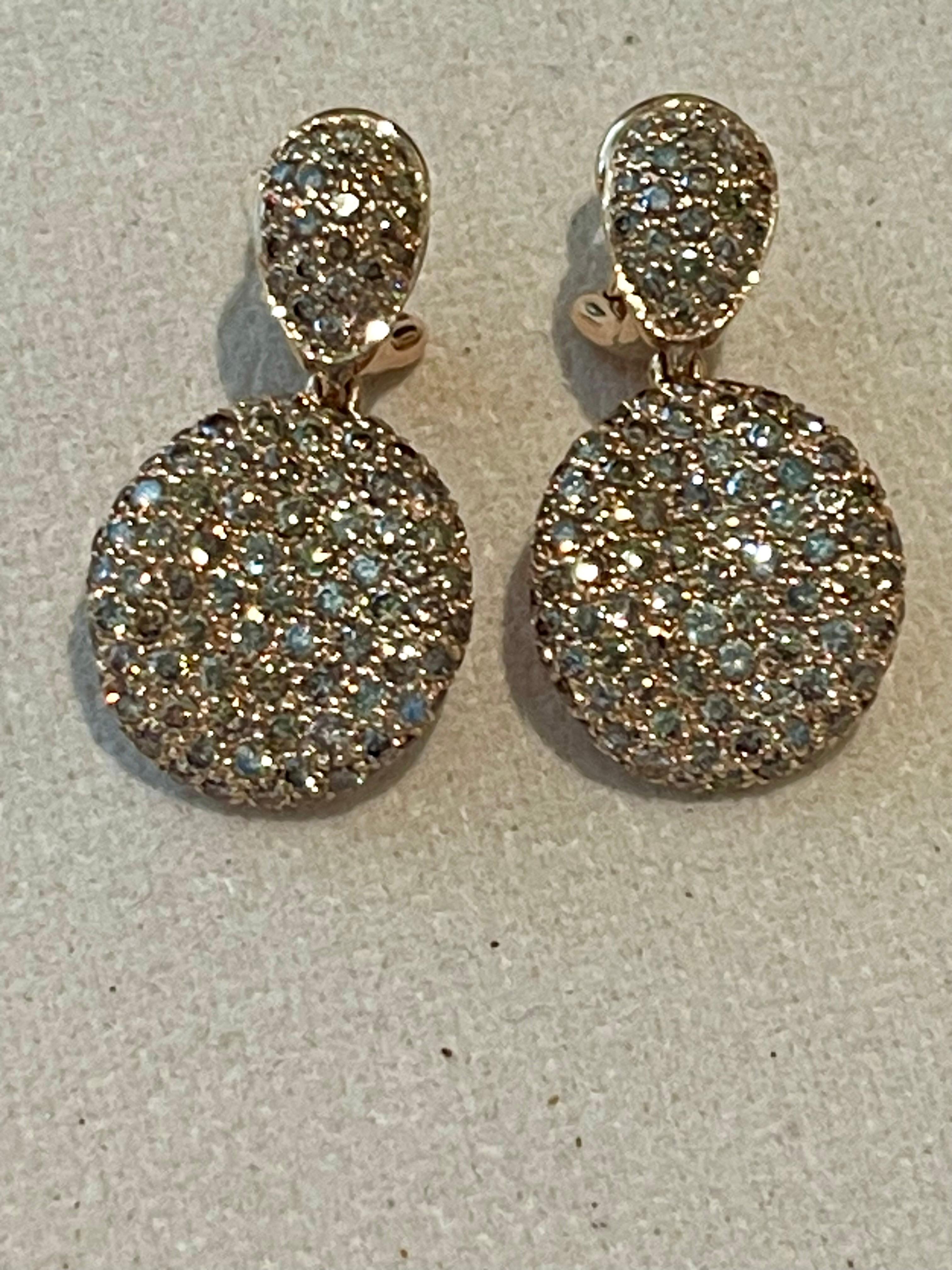 Un paio di orecchini pendenti in oro rosa 18 K. Diamante champagne in vendita 2