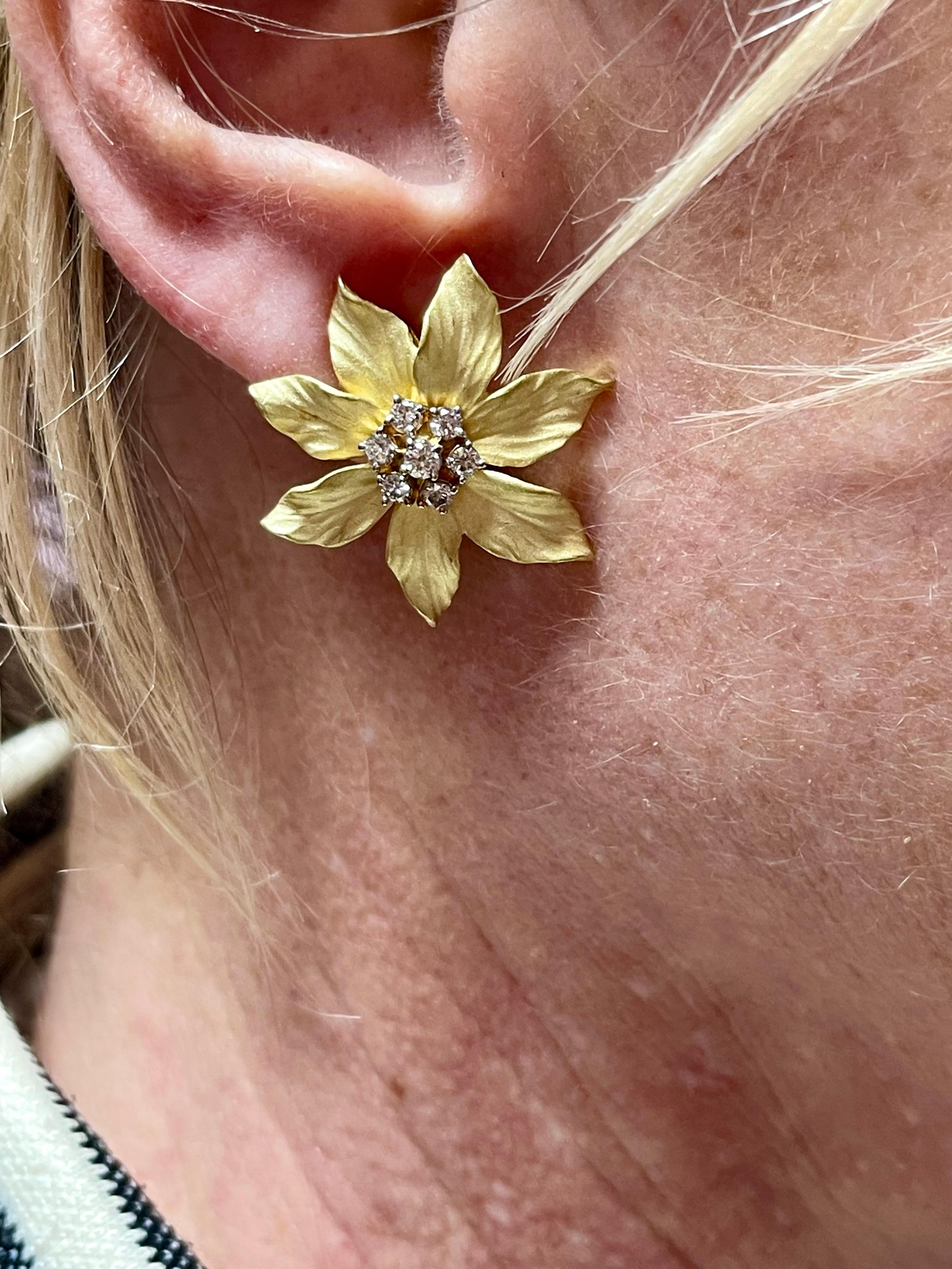 Une paire de boucles d'oreilles fleur en or brossé jaune 18 carats et diamants en vente 4