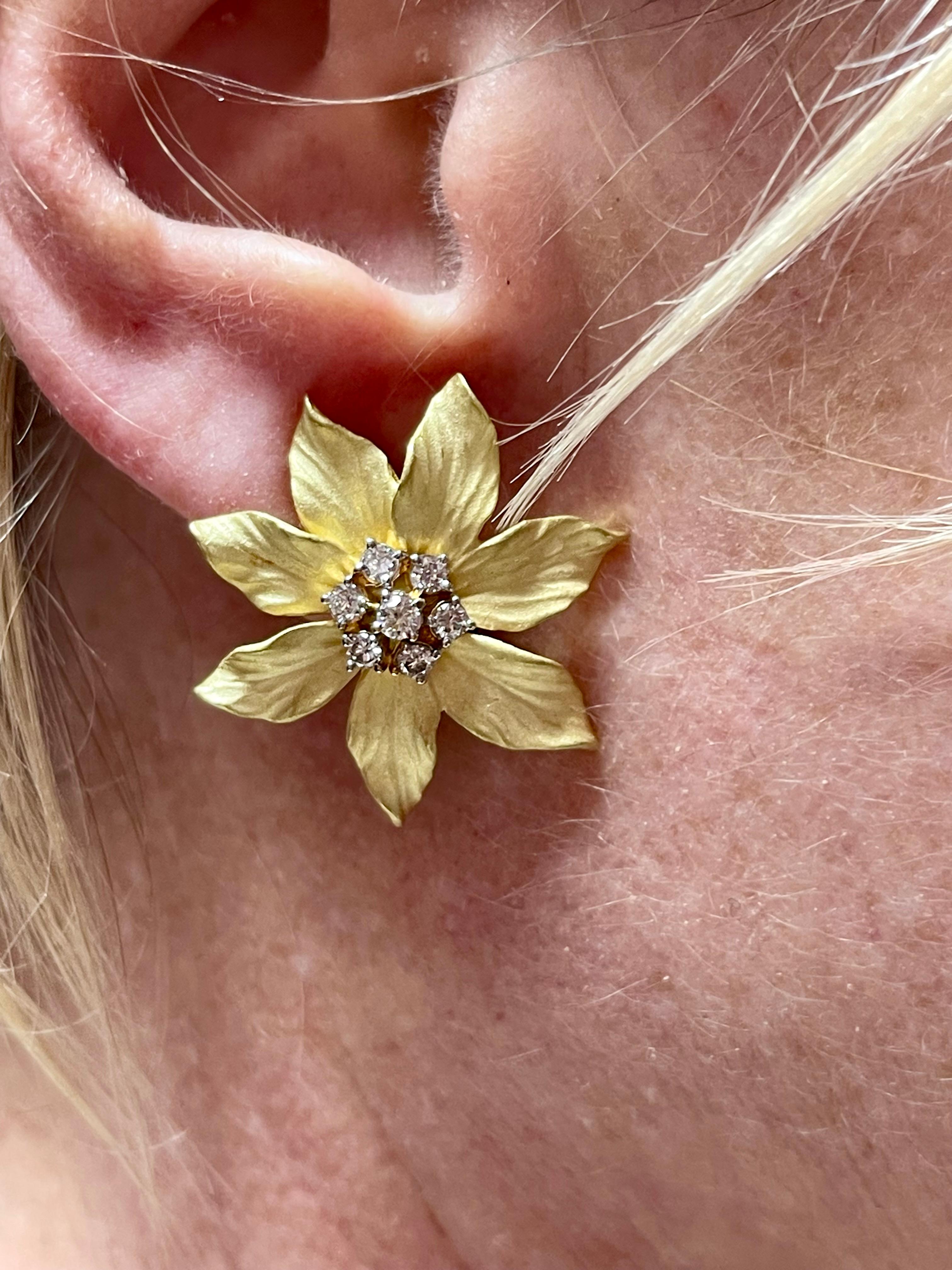 Une paire de boucles d'oreilles fleur en or brossé jaune 18 carats et diamants en vente 5