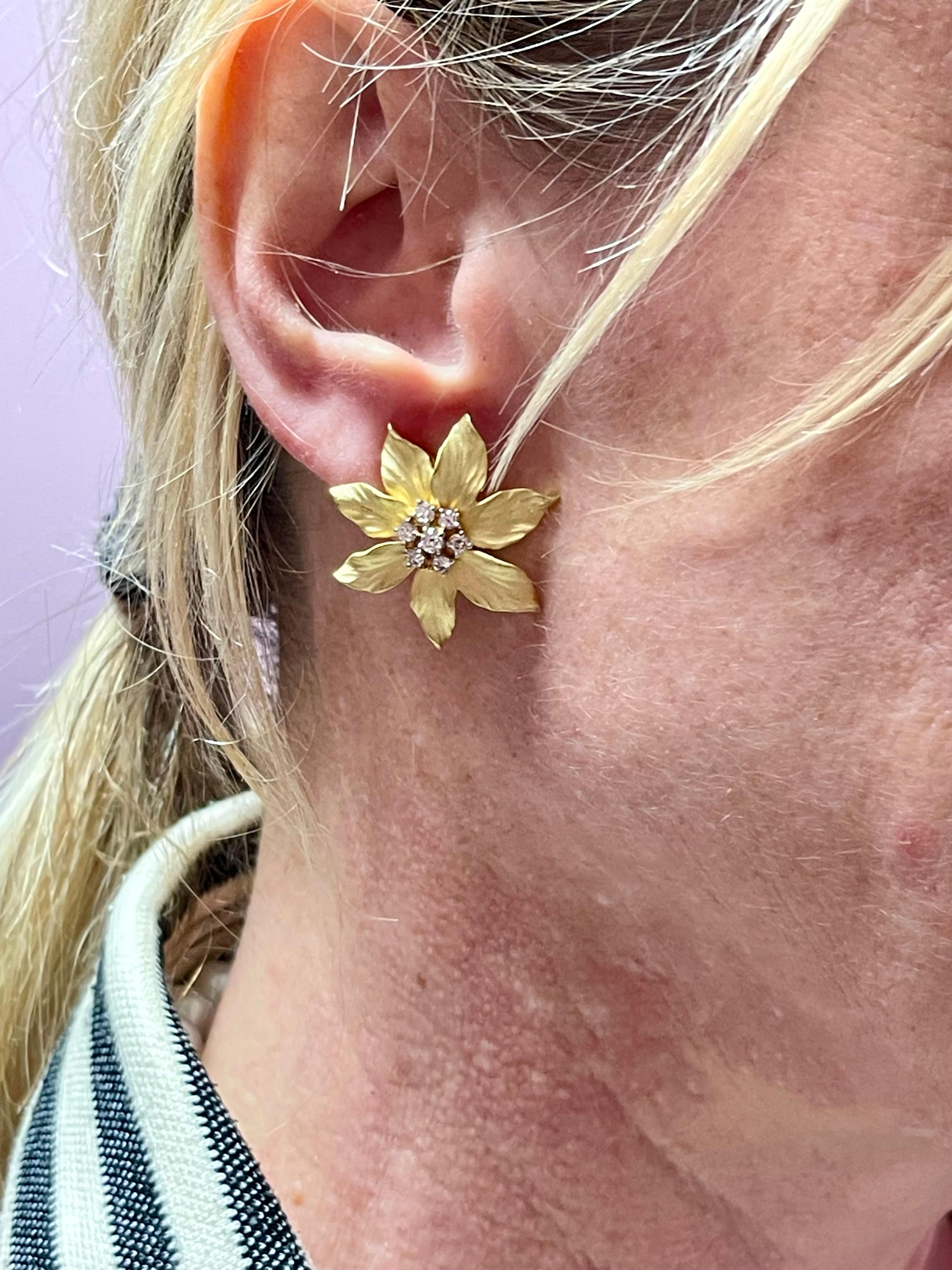 Une paire de boucles d'oreilles fleur en or brossé jaune 18 carats et diamants en vente 6