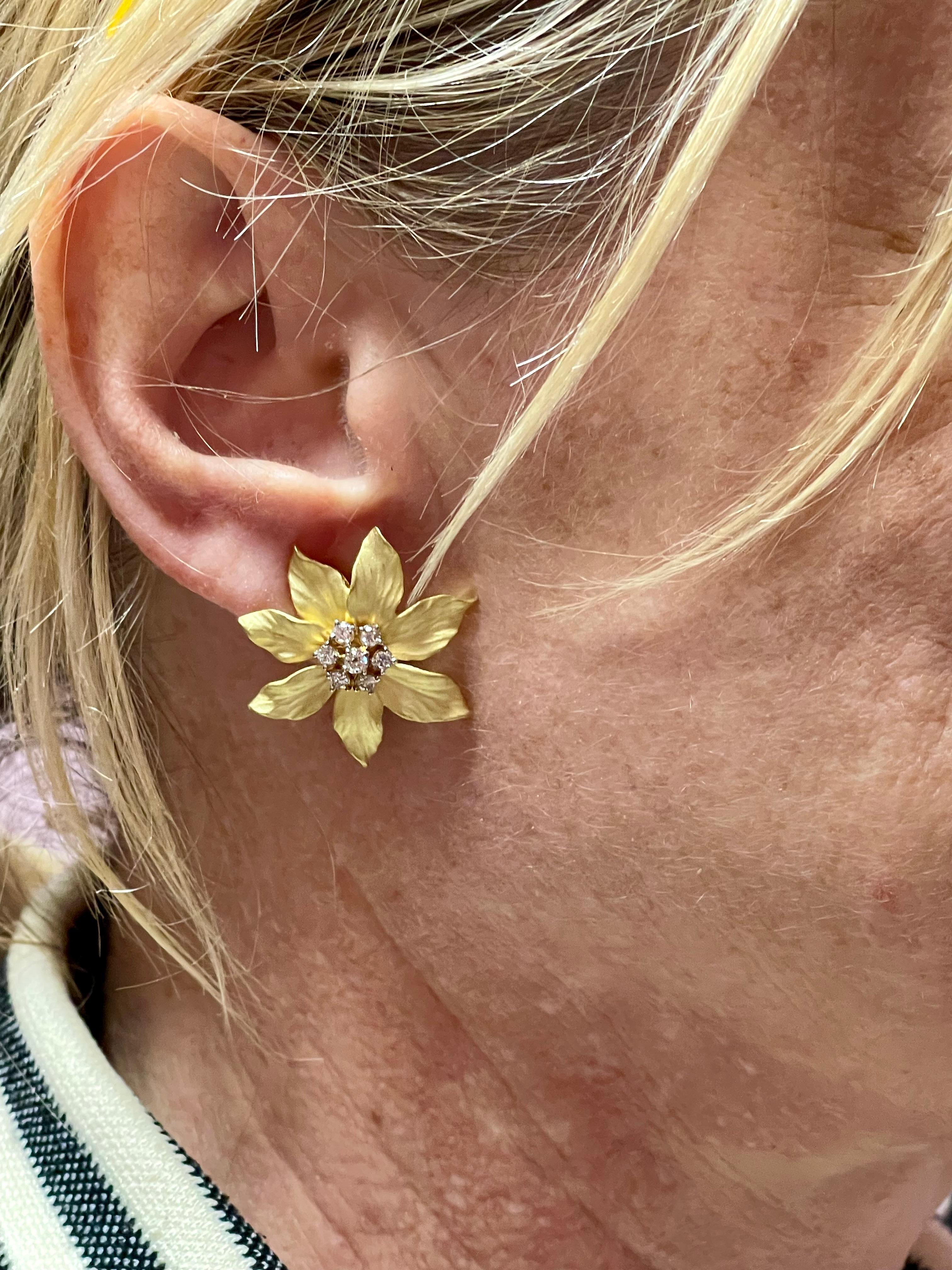 Une paire de boucles d'oreilles fleur en or brossé jaune 18 carats et diamants en vente 7