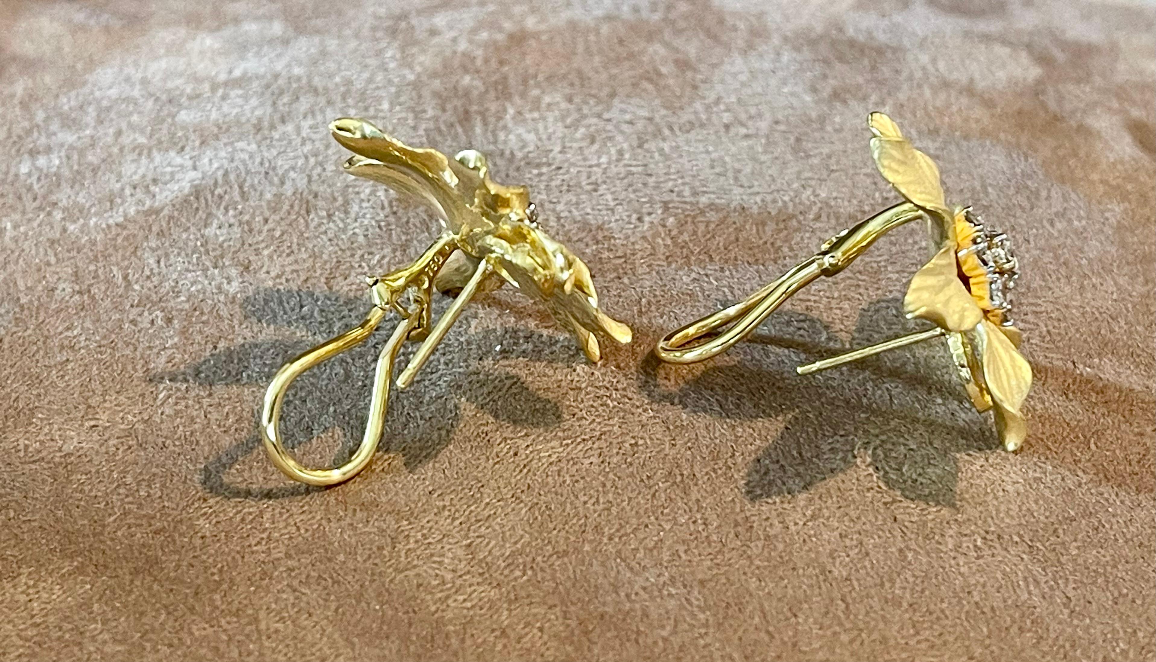 Une paire de boucles d'oreilles fleur en or brossé jaune 18 carats et diamants Neuf - En vente à Zurich, Zollstrasse