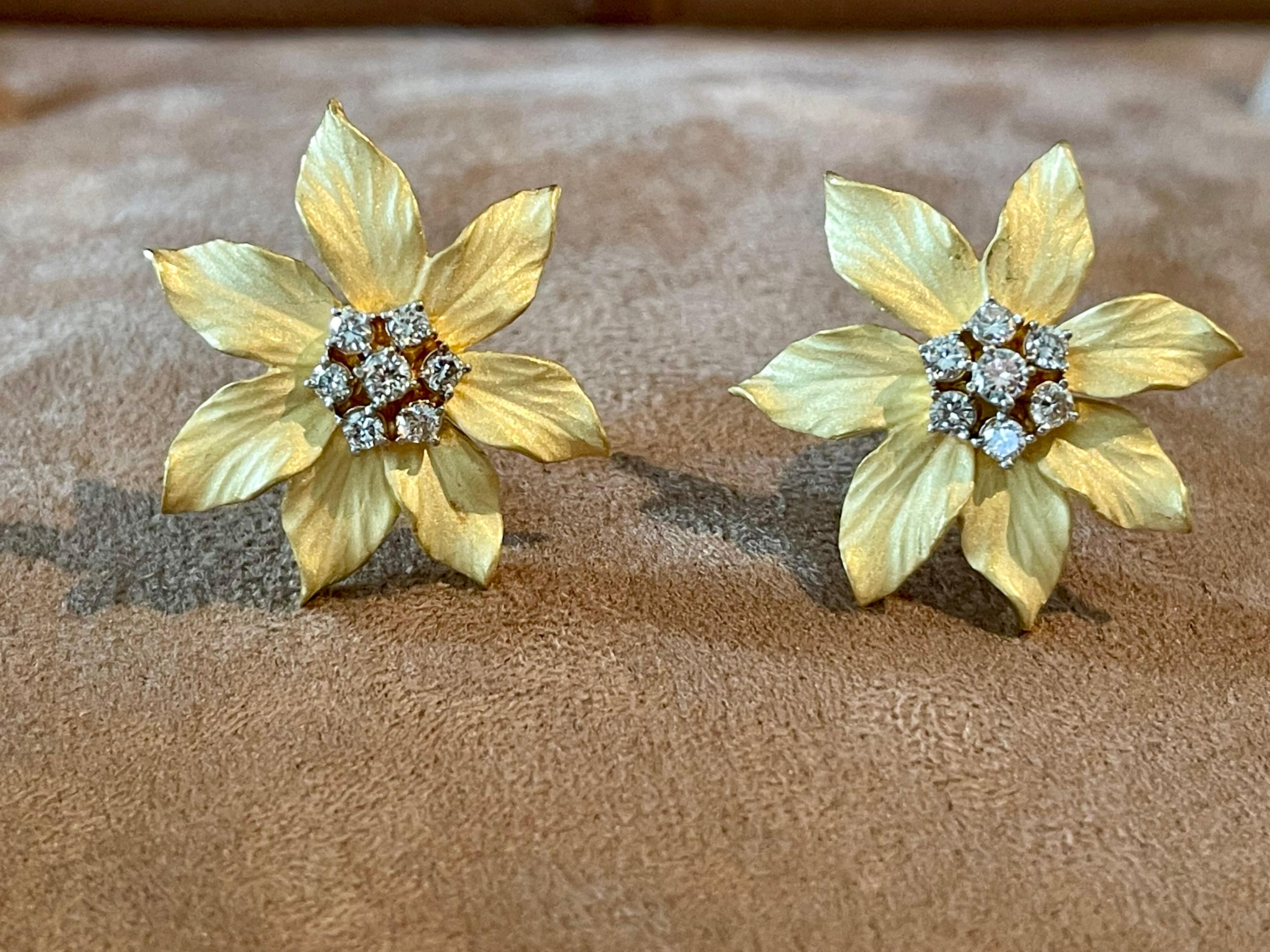 Une paire de boucles d'oreilles fleur en or brossé jaune 18 carats et diamants Pour femmes en vente