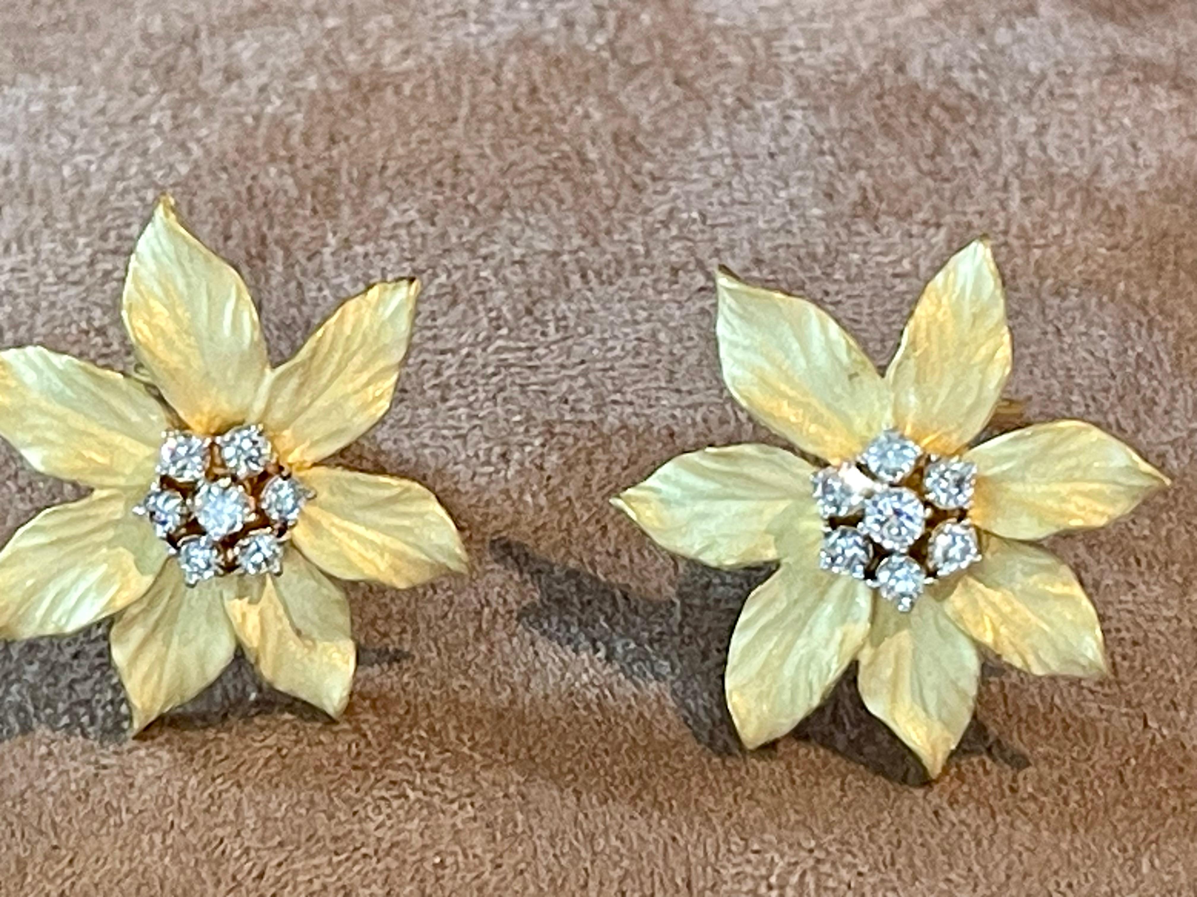 Une paire de boucles d'oreilles fleur en or brossé jaune 18 carats et diamants en vente 1