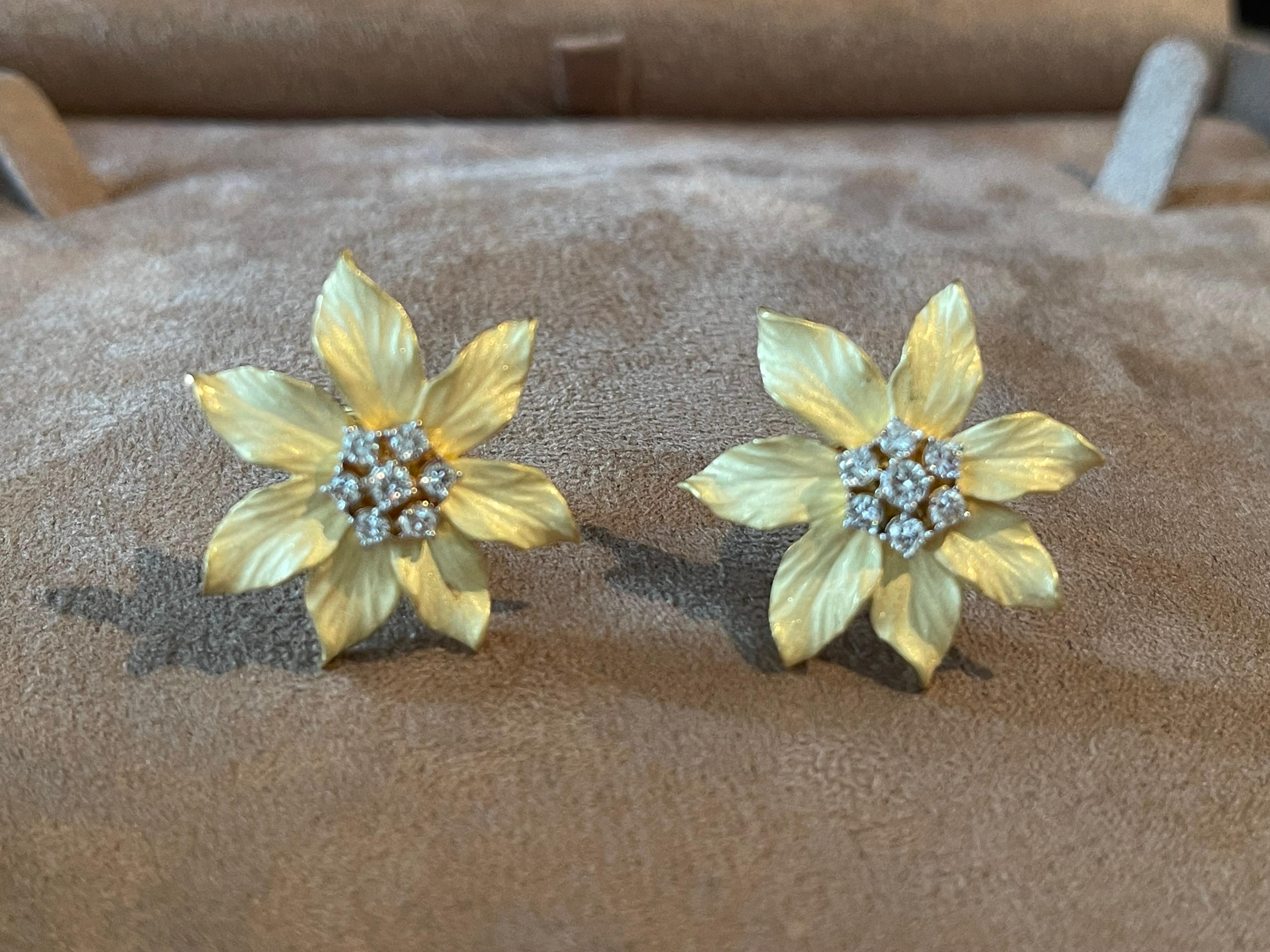 Une paire de boucles d'oreilles fleur en or brossé jaune 18 carats et diamants en vente 2