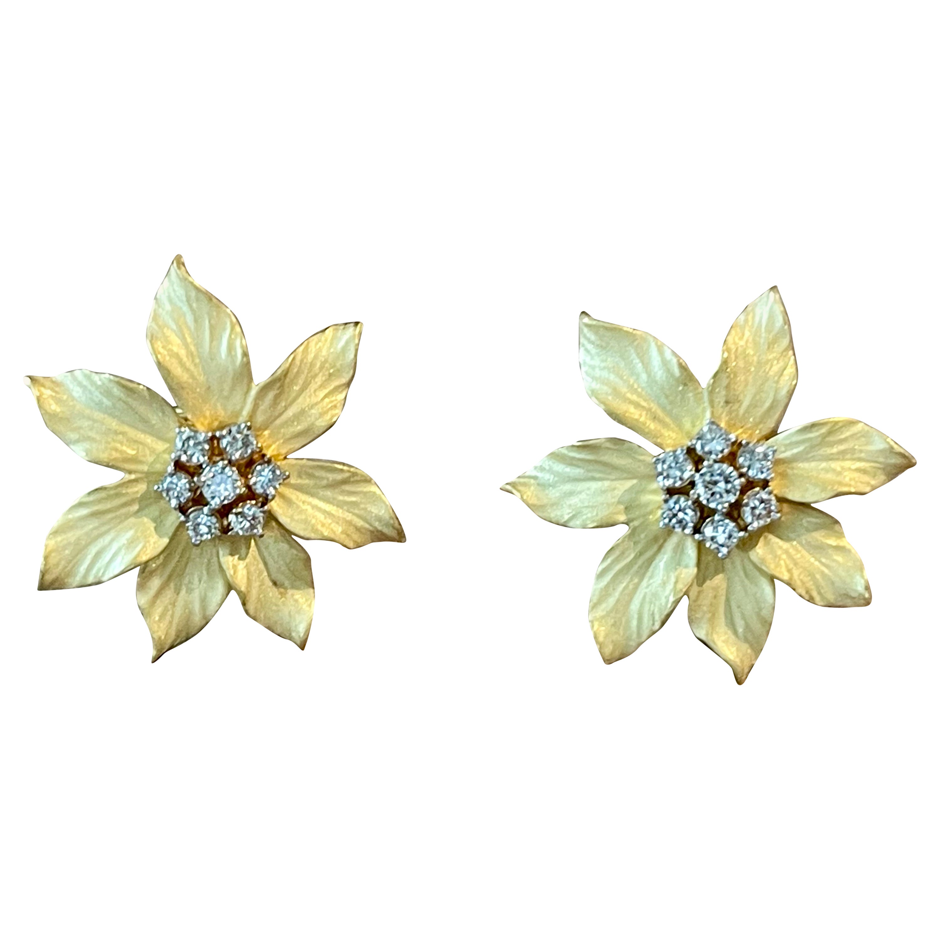 Un paio di orecchini con diamanti a fiore in oro giallo 18 K.