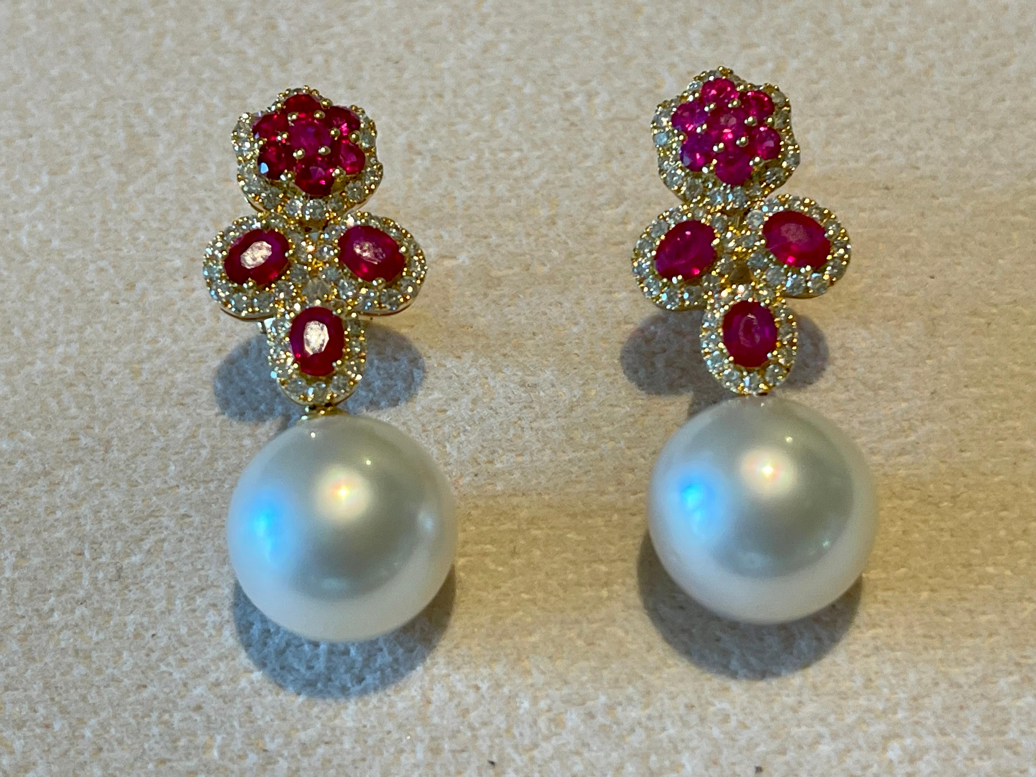 A pair of 18 K yellow Gold Diamond Ruby South Sea Pearl earrings In New Condition For Sale In Zurich, Zollstrasse