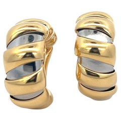 Une paire de boucles d'oreilles en or jaune 18 carats et acier de Bulgari