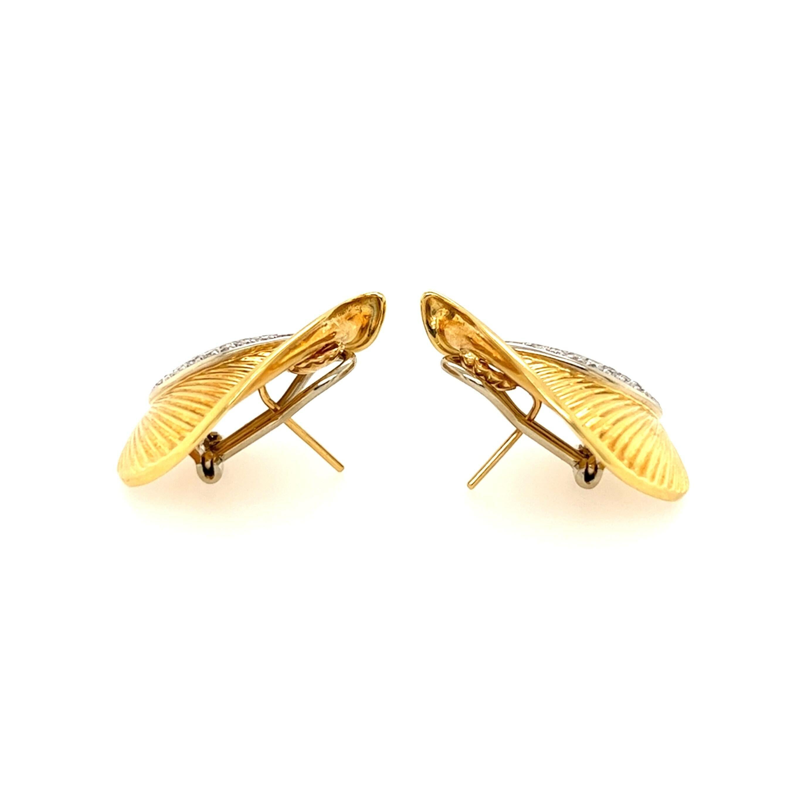 Pair of 18 Karat Yellow Gold and Diamond Leaf Earrings In Good Condition For Sale In New York, NY