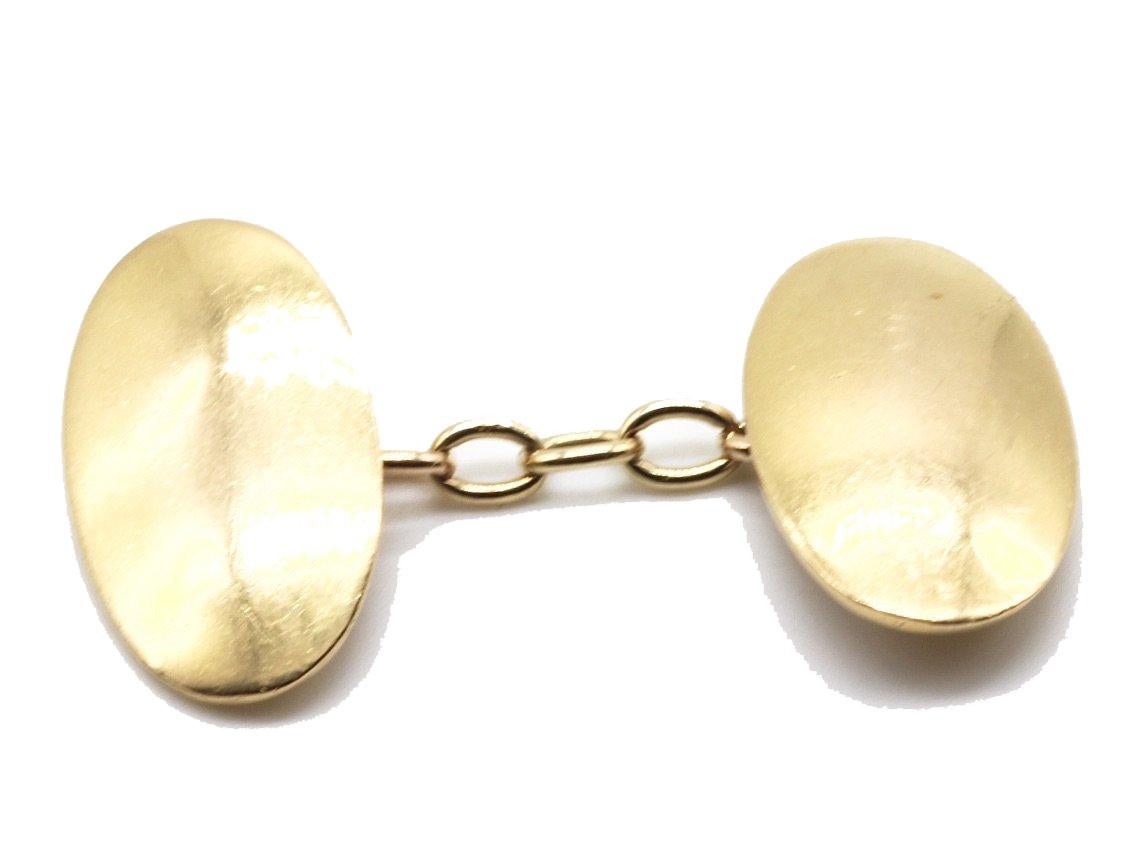 A pair of 18 Kt yellow gold classic oval chain linked cufflinks.
Stamped 18 Kt