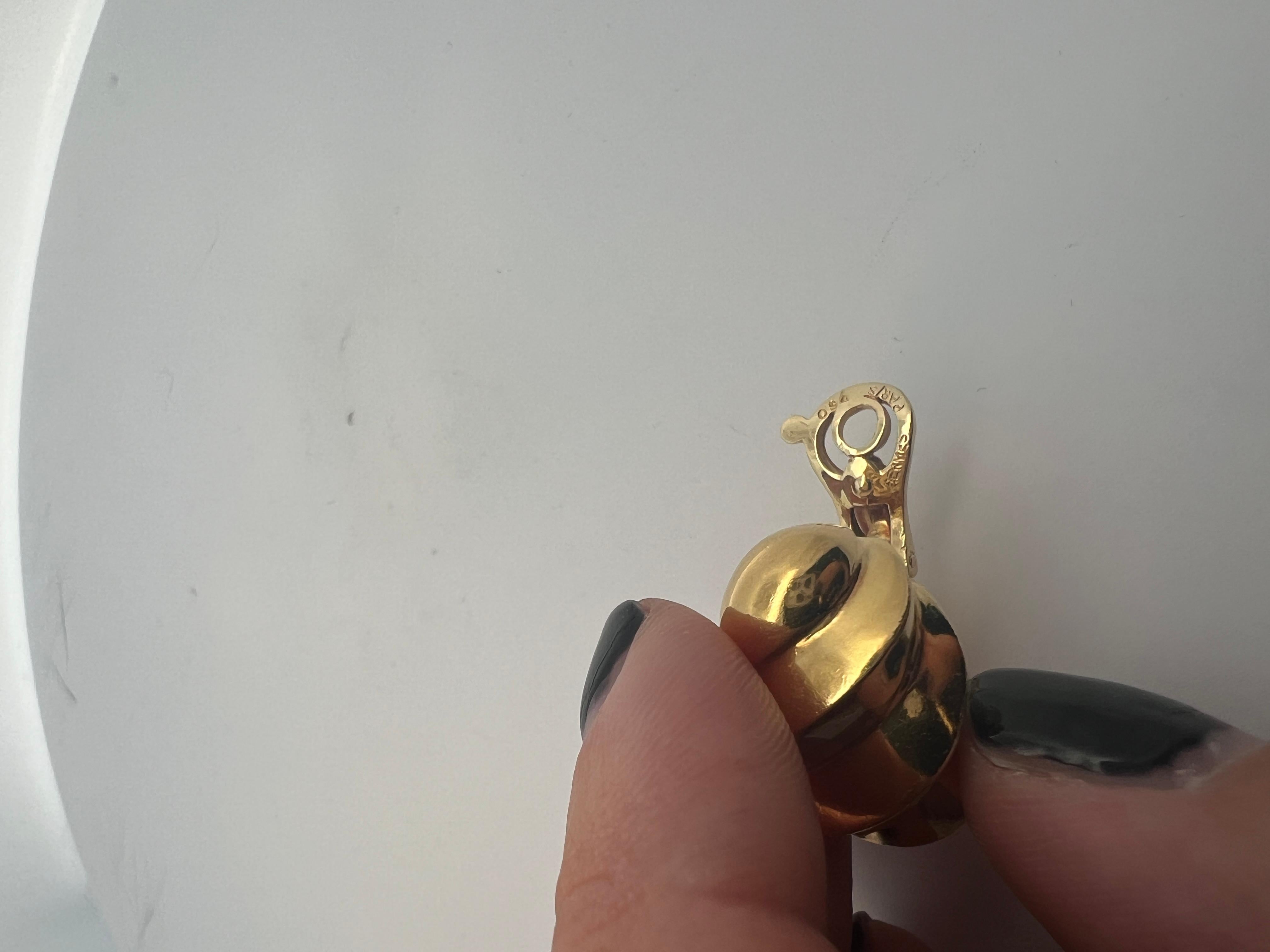 A pair of 18 karat yellow gold ear clips by Hermès. For Sale 6