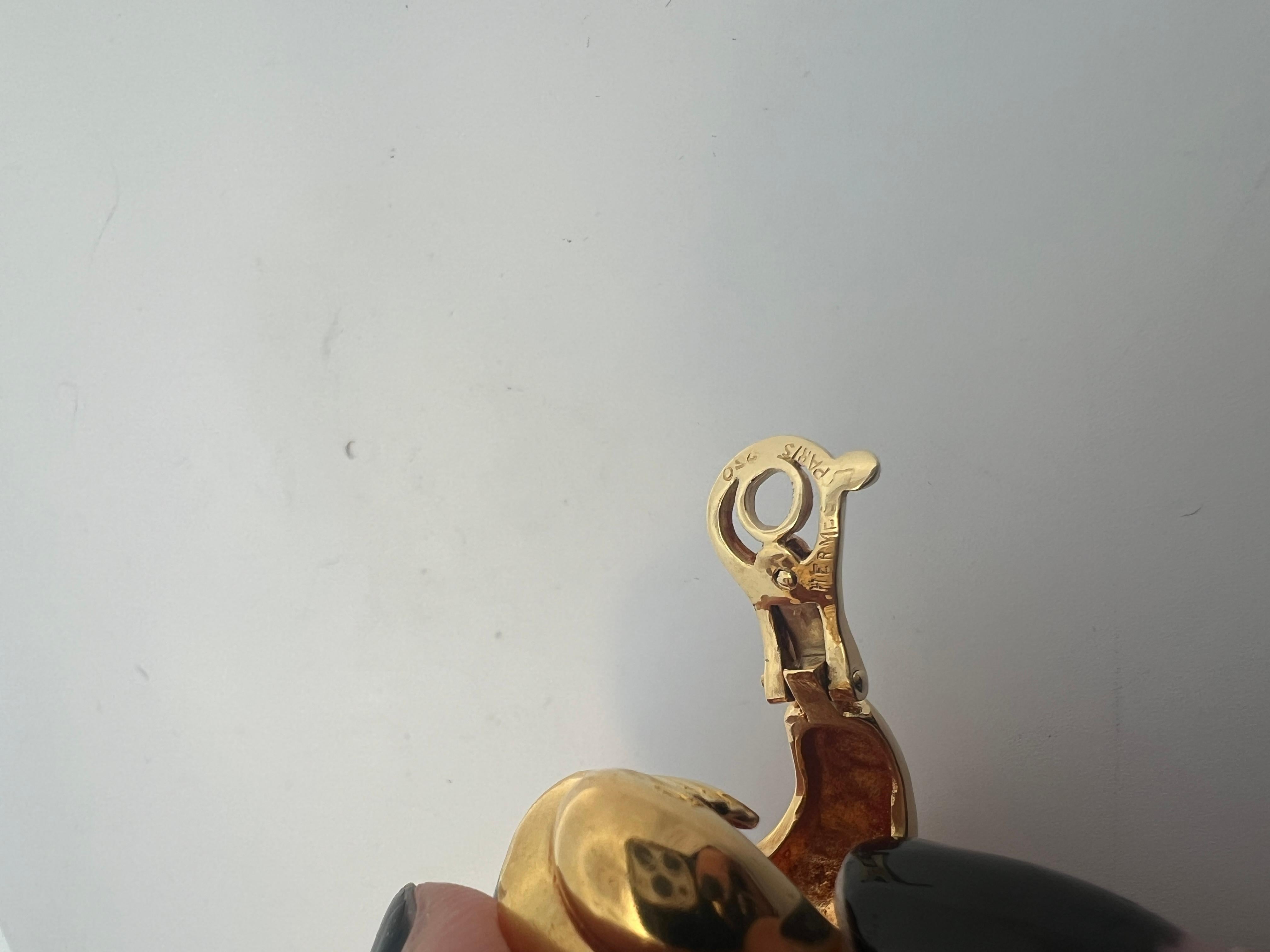 A pair of 18 karat yellow gold ear clips by Hermès. For Sale 11