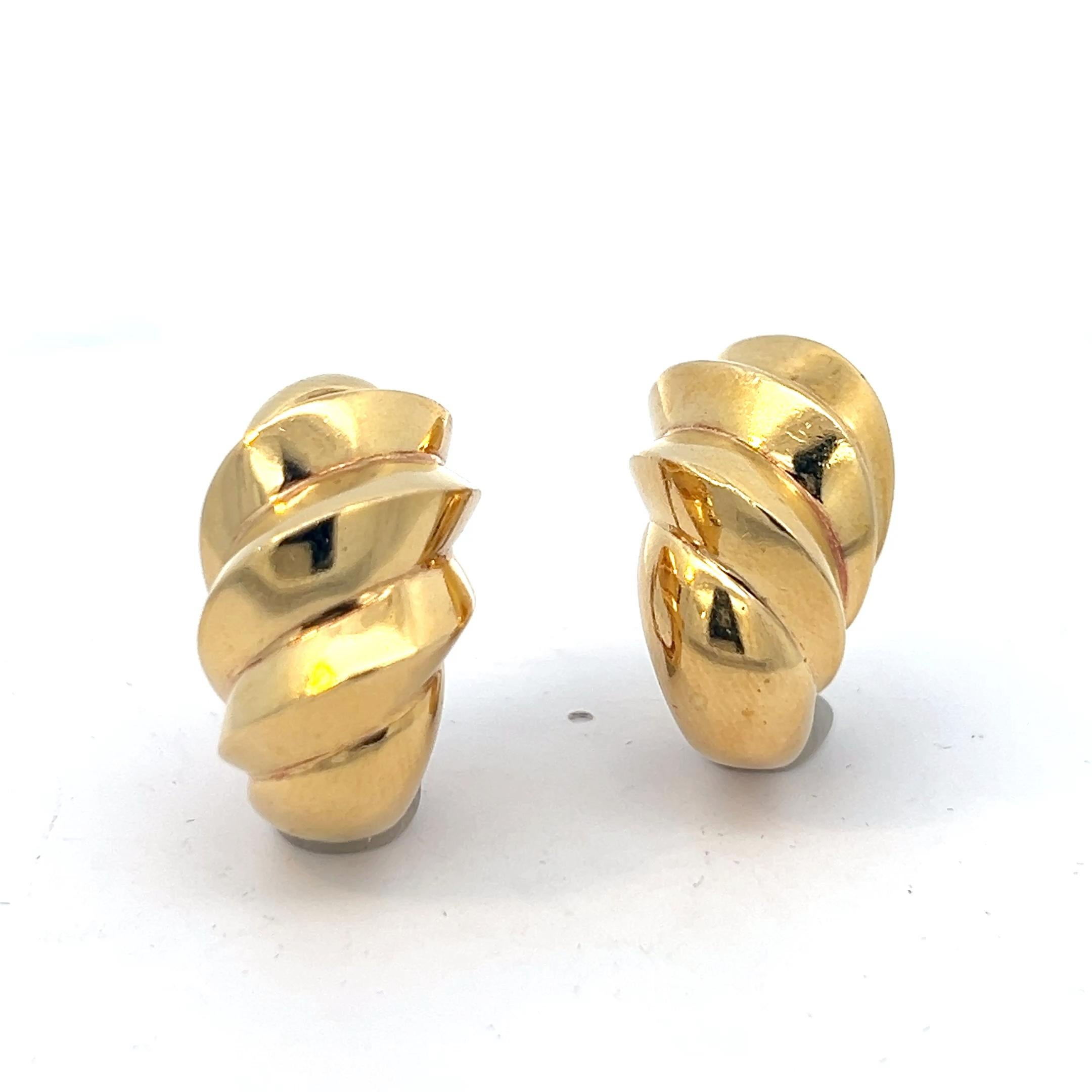 A pair of 18 karat yellow gold ear clips by Hermès.


Origin: France.
Age: circa 1980.
Measurements circa 2.5 cm long.
Weight: circa 23.7 grams together.
Hallmarks: Marked with the French hallmark for 18k gold.
Signed: Hermès Paris.
Engraved with