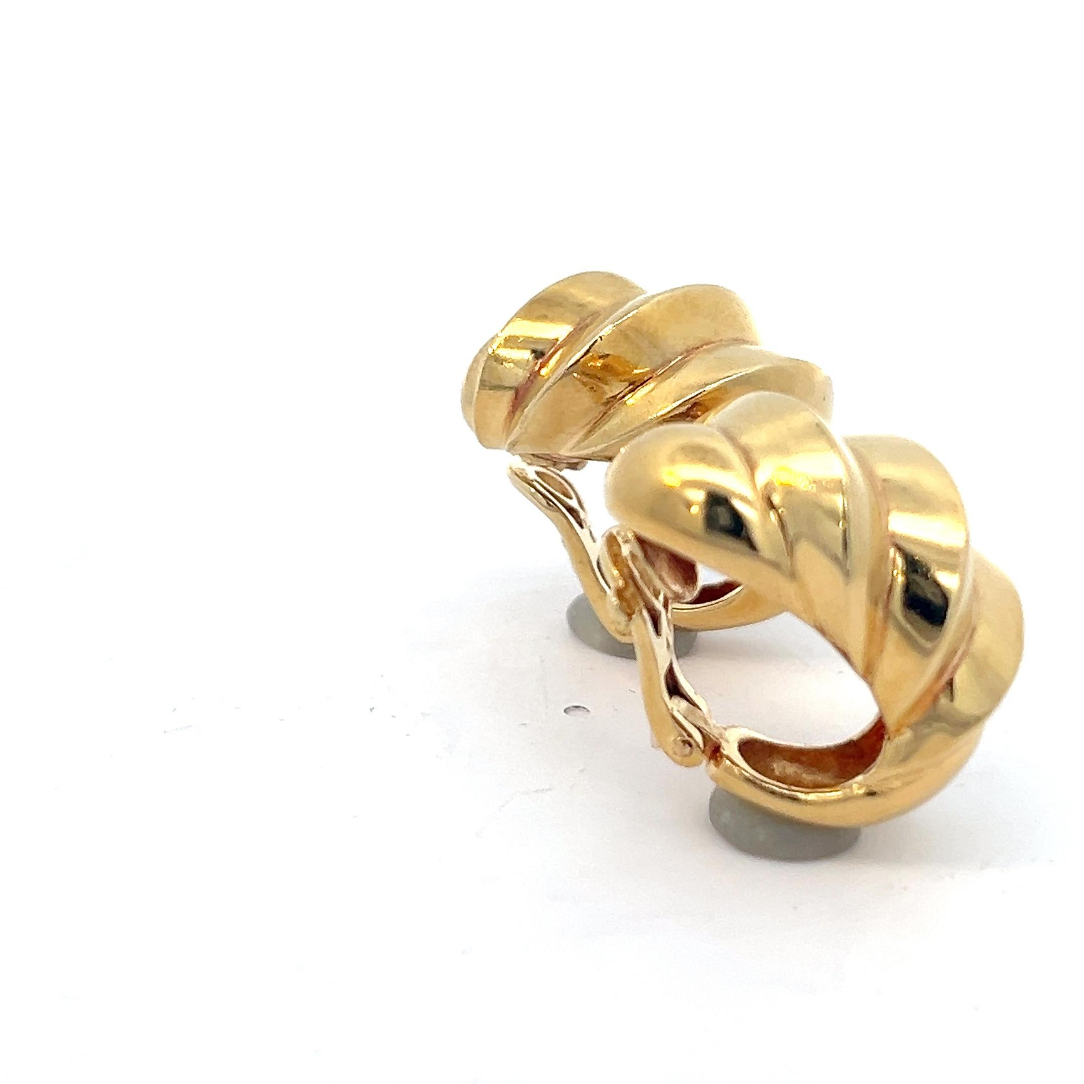 A pair of 18 karat yellow gold ear clips by Hermès. In Good Condition For Sale In KERKRADE, NL