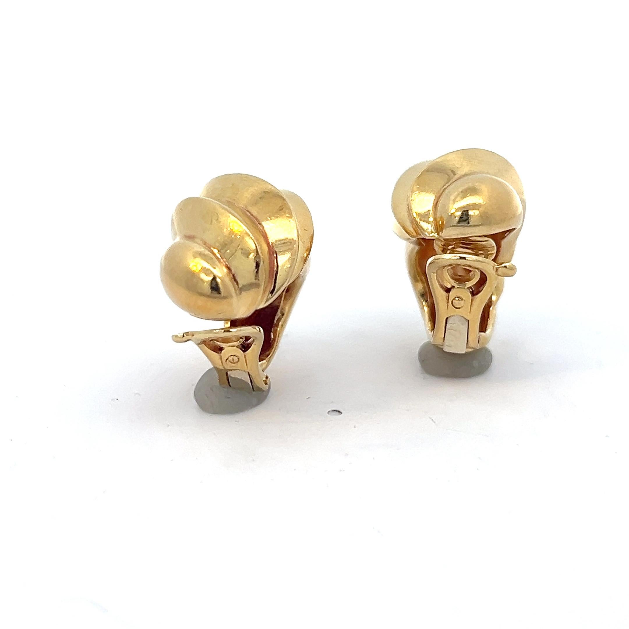 Women's A pair of 18 karat yellow gold ear clips by Hermès. For Sale