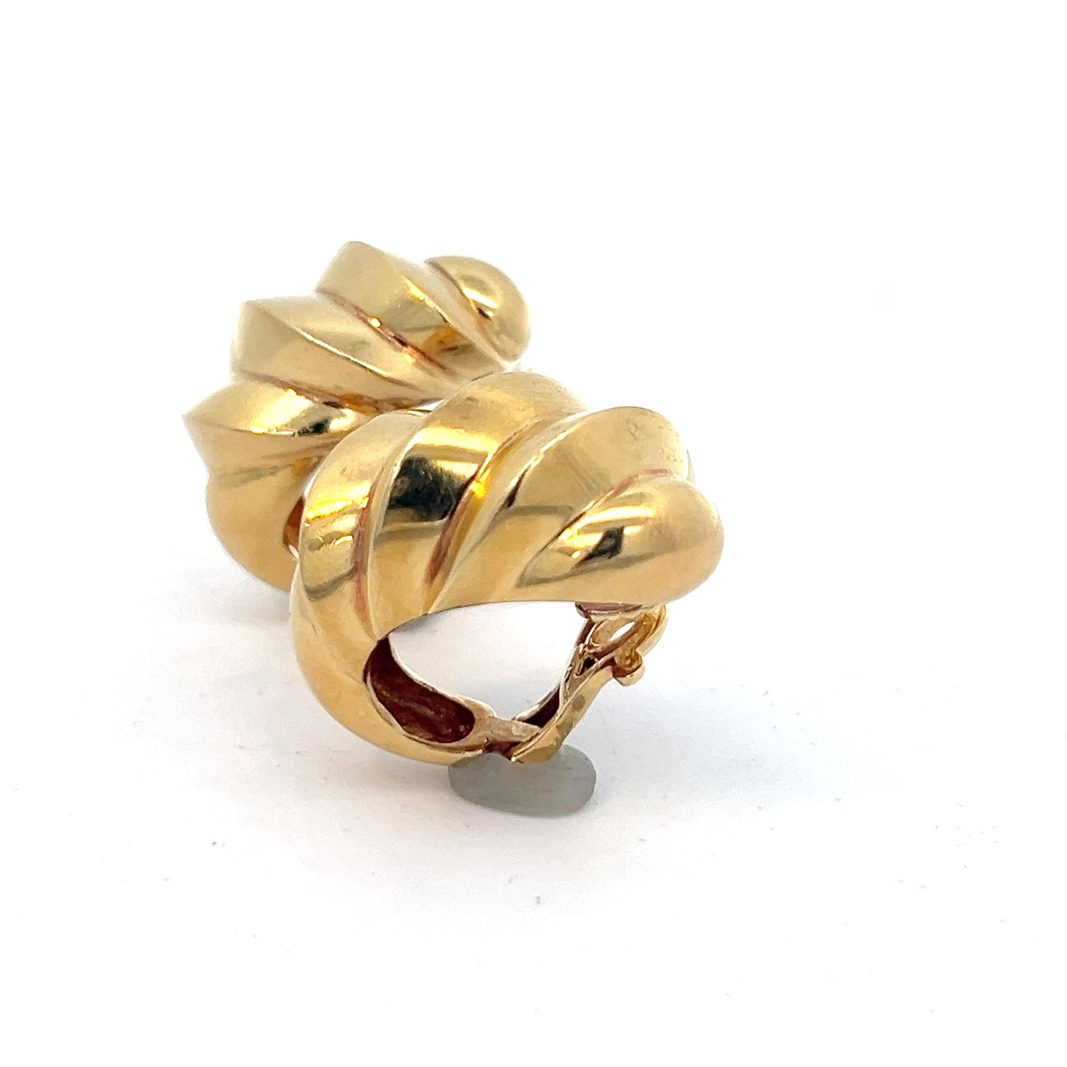 A pair of 18 karat yellow gold ear clips by Hermès. For Sale 1