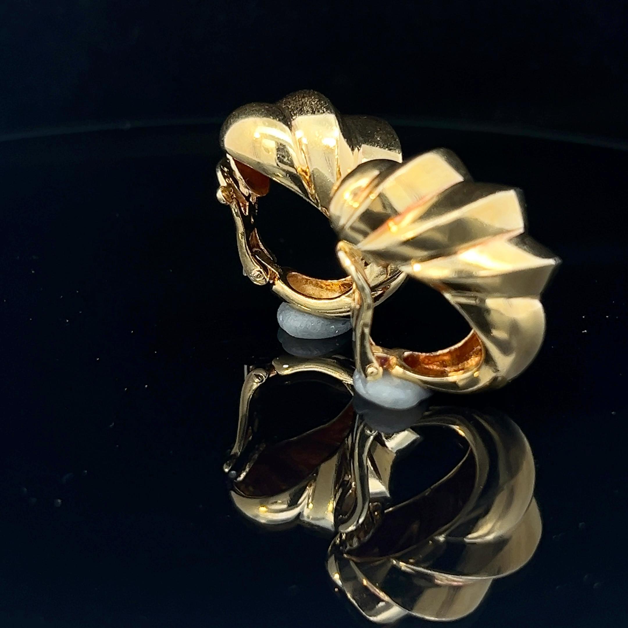 A pair of 18 karat yellow gold ear clips by Hermès. For Sale 2