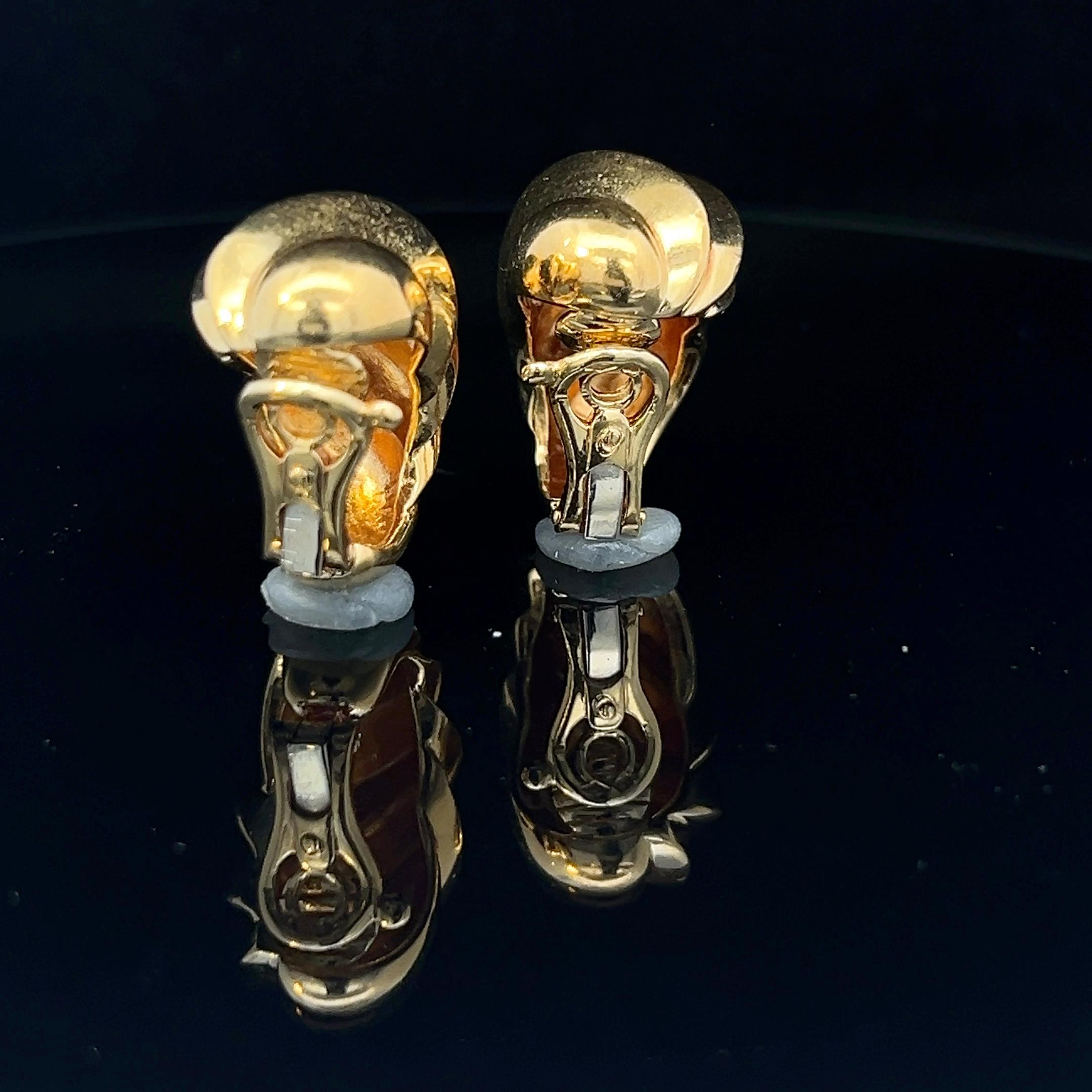 A pair of 18 karat yellow gold ear clips by Hermès. For Sale 3