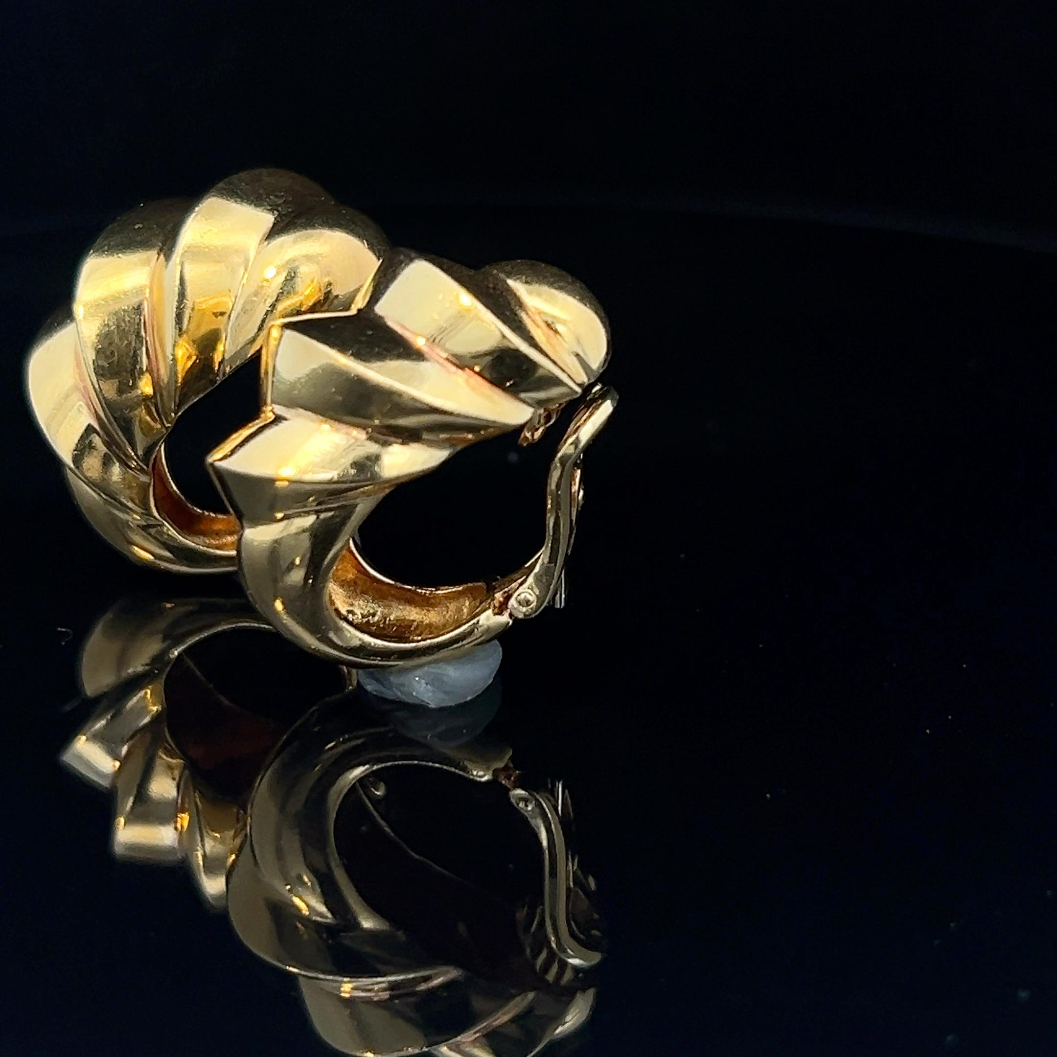 A pair of 18 karat yellow gold ear clips by Hermès. For Sale 4