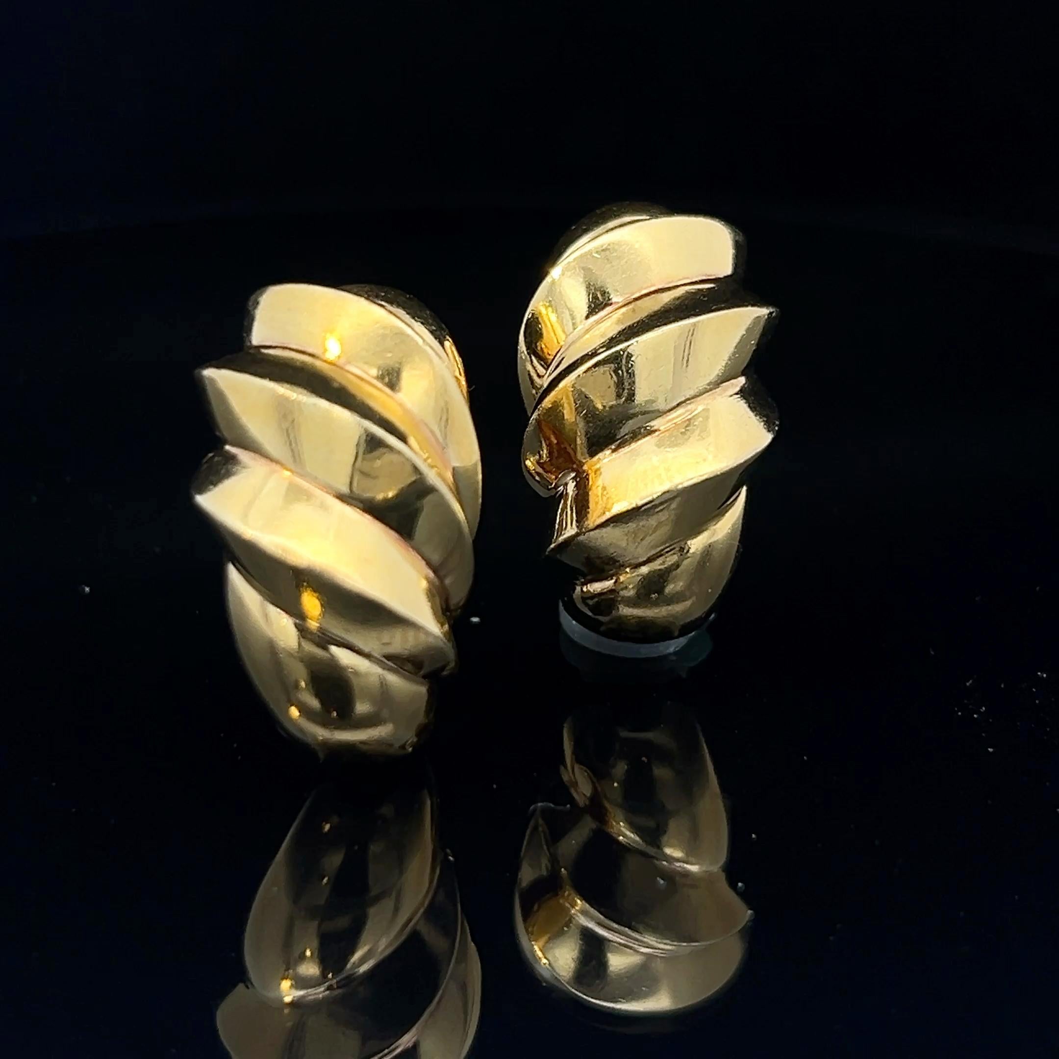 A pair of 18 karat yellow gold ear clips by Hermès. For Sale 5