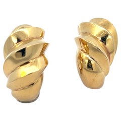 Un paio di fermagli per orecchie in oro giallo 18 carati di Hermès.