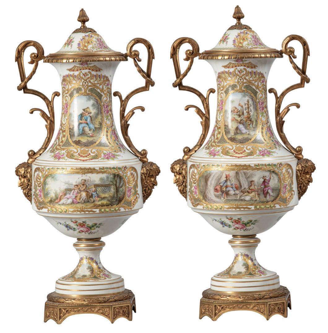 Paire de vases en forme de tambour et de couvercles montés sur bronze doré, de style Sèvres. Avec des marques de Sèvres, de la fin du 19e siècle

Ces vases élégants présentent chacun un couvercle bombé, magnifiquement peint avec des cartouches dorés